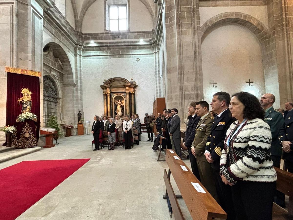 La solemne ceremonia en honor a la Virgen del Rosario reunió a representantes institucionales y fieles en uno de los actos históricos más emblemáticos de la ciudad herculina.