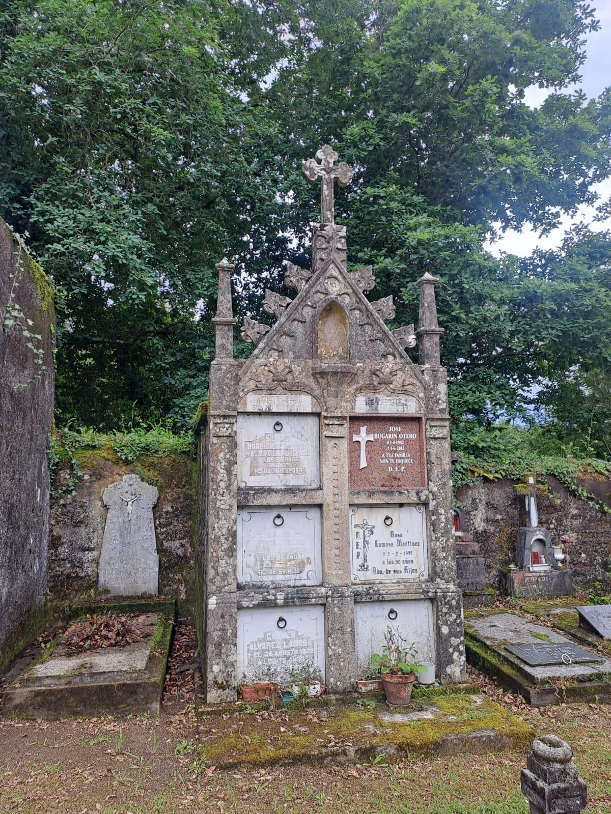 Un dos mausoleos de estilo neogótico documentados durante a visita ao cemiterio de Covelo dentro do proxecto Palabra e Memoria.