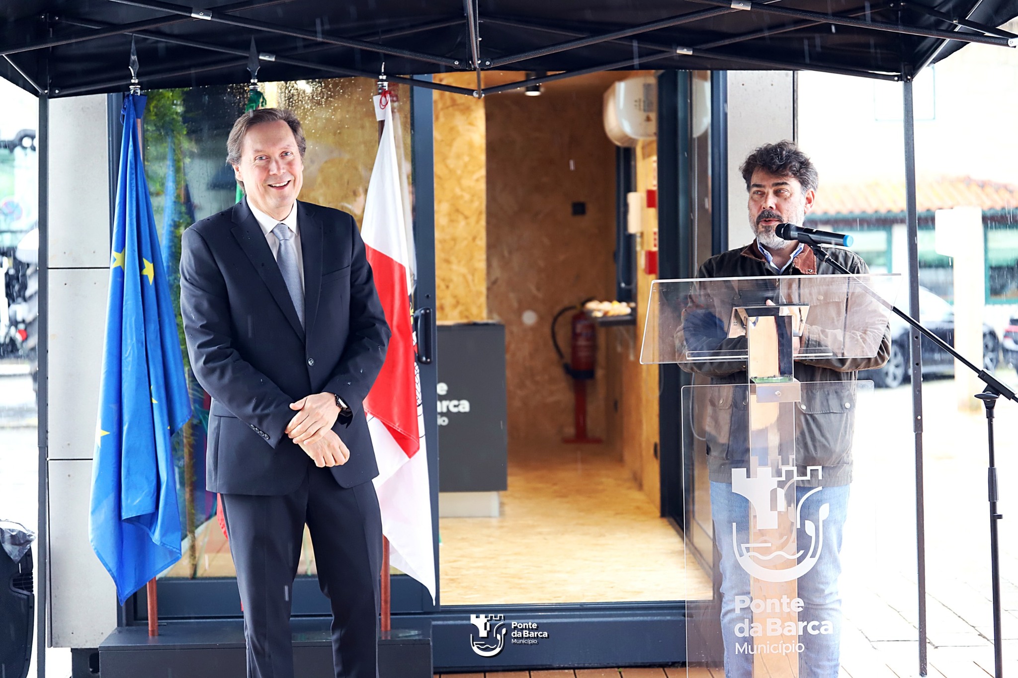 El presidente de la Cámara Municipal de Ponte da Barca, Augusto Marinho, durante la inauguración oficial del nuevo Quiosco, Cafetería y Punto de Información instalado en el Largo do Côrro.

Foto 2: