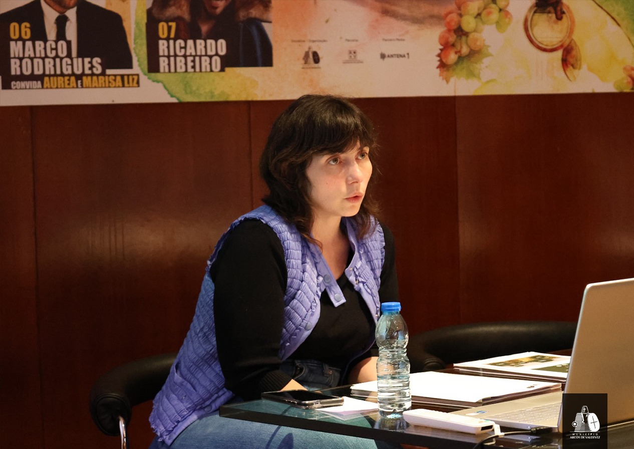 Emília Cerdeira, vicepresidenta del Ayuntamiento de Arcos de Valdevez, durante su intervención en la reunión del Consejo Municipal de Turismo, en la que fueron presentados los resultados turísticos de 2025 y las nuevas estrategias de promoción del municipio.)