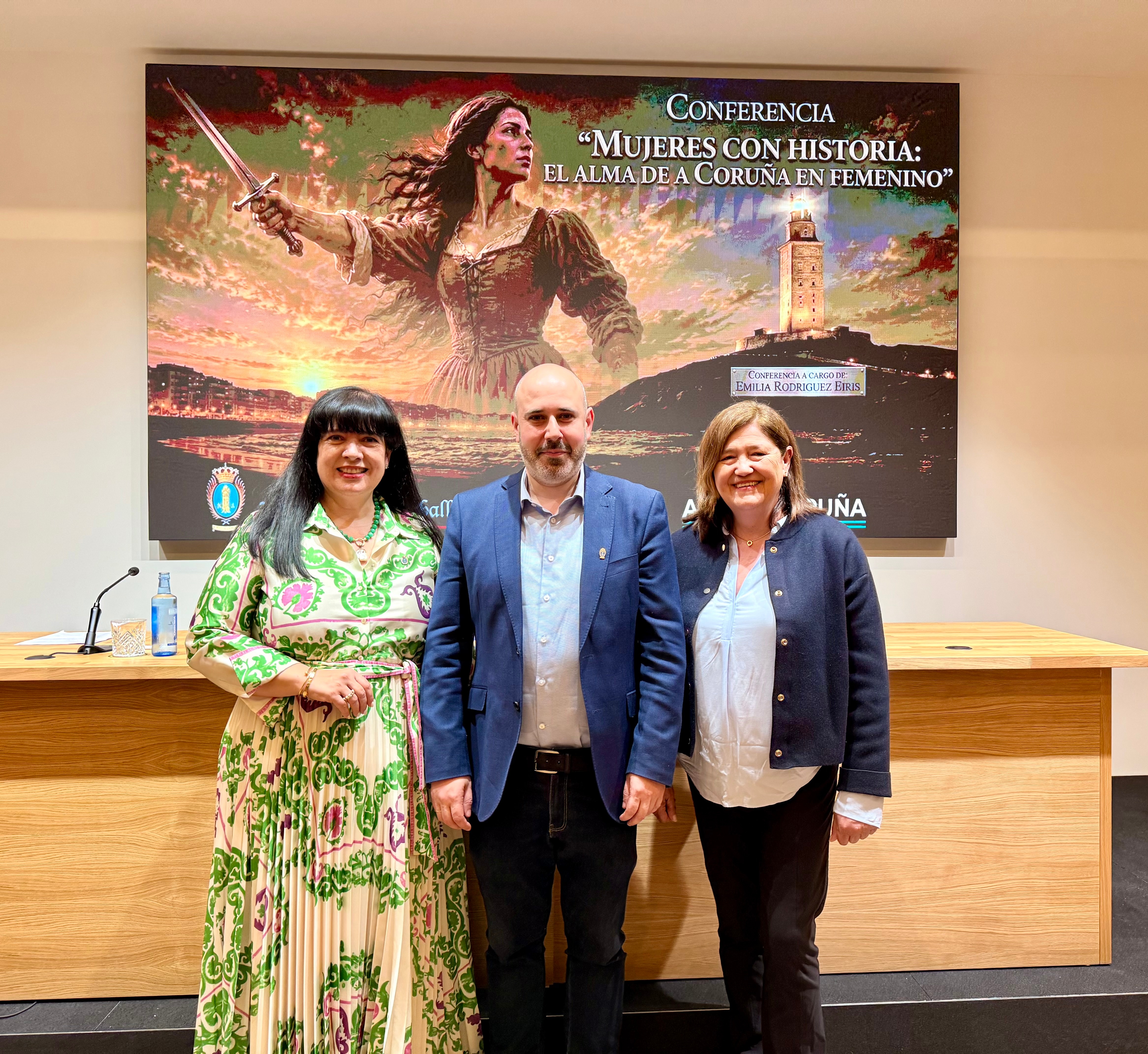 De izquierda a derecha, Emilia Rodríguez Eirís, Luis Gorrochategui Santos y Paula Gundín, durante la conferencia “Mujeres con historia: el alma de A Coruña en femenino”, celebrada en el Club Cámara Noroeste.