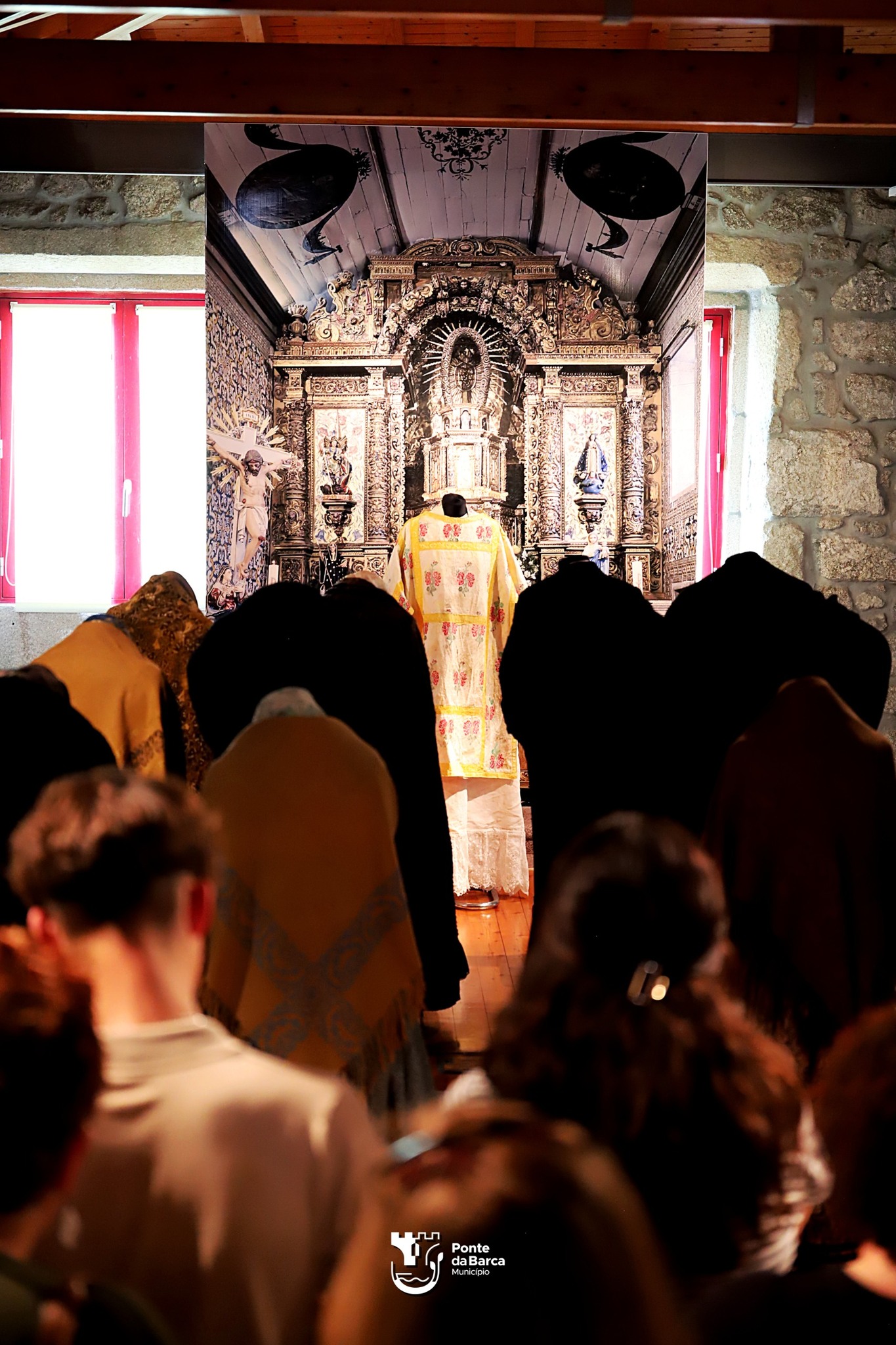 La exposición “La Aguja y el Tiempo: El Ciclo de la Vida en el Traje” recrea escenas tradicionales y religiosas a través de piezas etnográficas y elementos escenográficos que transportan al visitante a distintas etapas de la vida y la cultura popular.