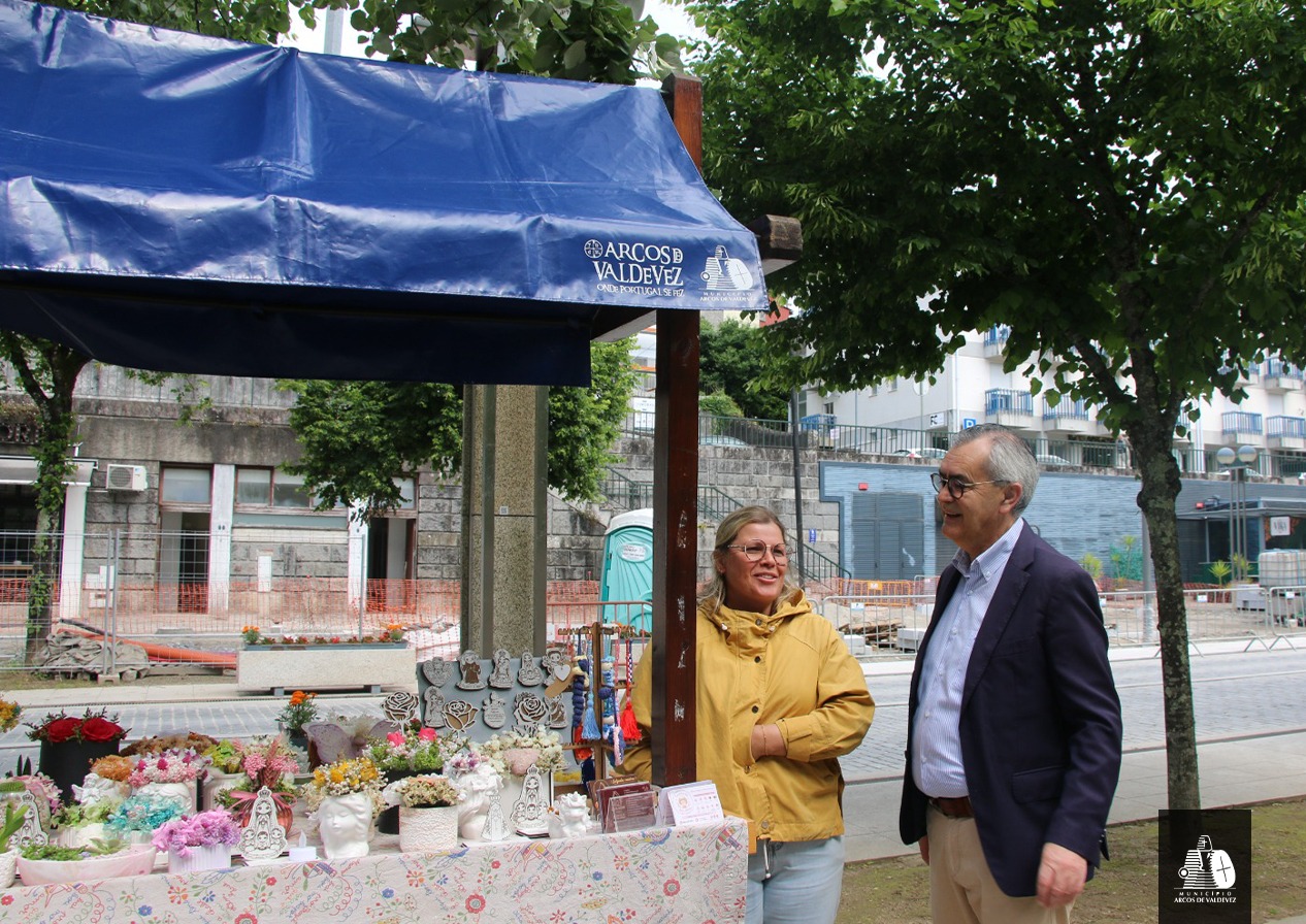 El alcalde de Arcos de Valdevez, Olegário Gonçalves, visitó los puestos de productos locales y artesanía instalados durante el fin de semana gastronómico celebrado en el municipio.