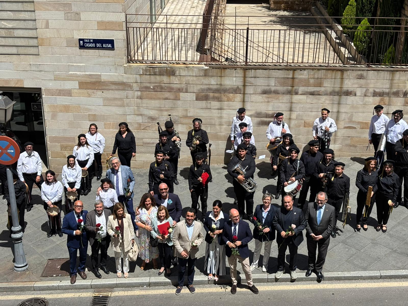 ntegrantes de agrupaciones tradicionales y representantes institucionales posan en Madrid durante la promoción de la Fiesta de la Rosa de Mos, una de las celebraciones más emblemáticas de la provincia de Pontevedra.