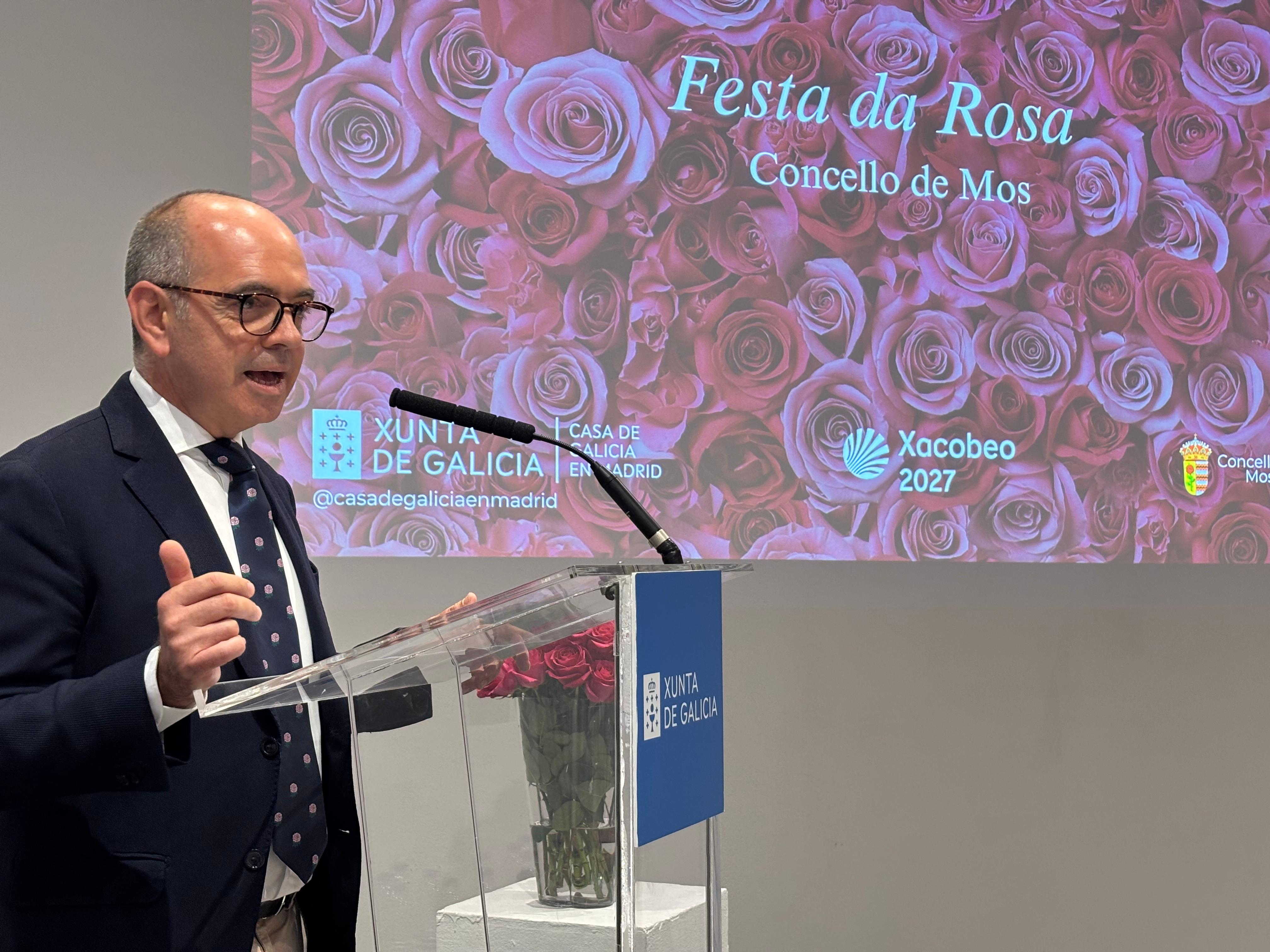 El director de la Casa de Galicia en Madrid, Luis E. Ramos, durante su intervención en la presentación oficial de la Fiesta de la Rosa de Mos, celebrada en la capital española.