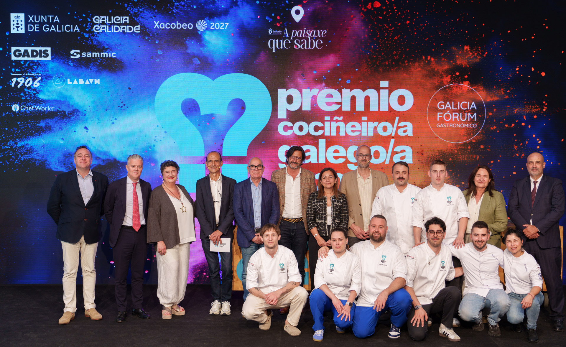 Finalistas, autoridades, patrocinadores y representantes de Galicia Fórum Gastronómico posan durante la gala del Premio Cociñeiro/a Galego/a 2026, celebrada por primera vez fuera del recinto habitual del Fórum.