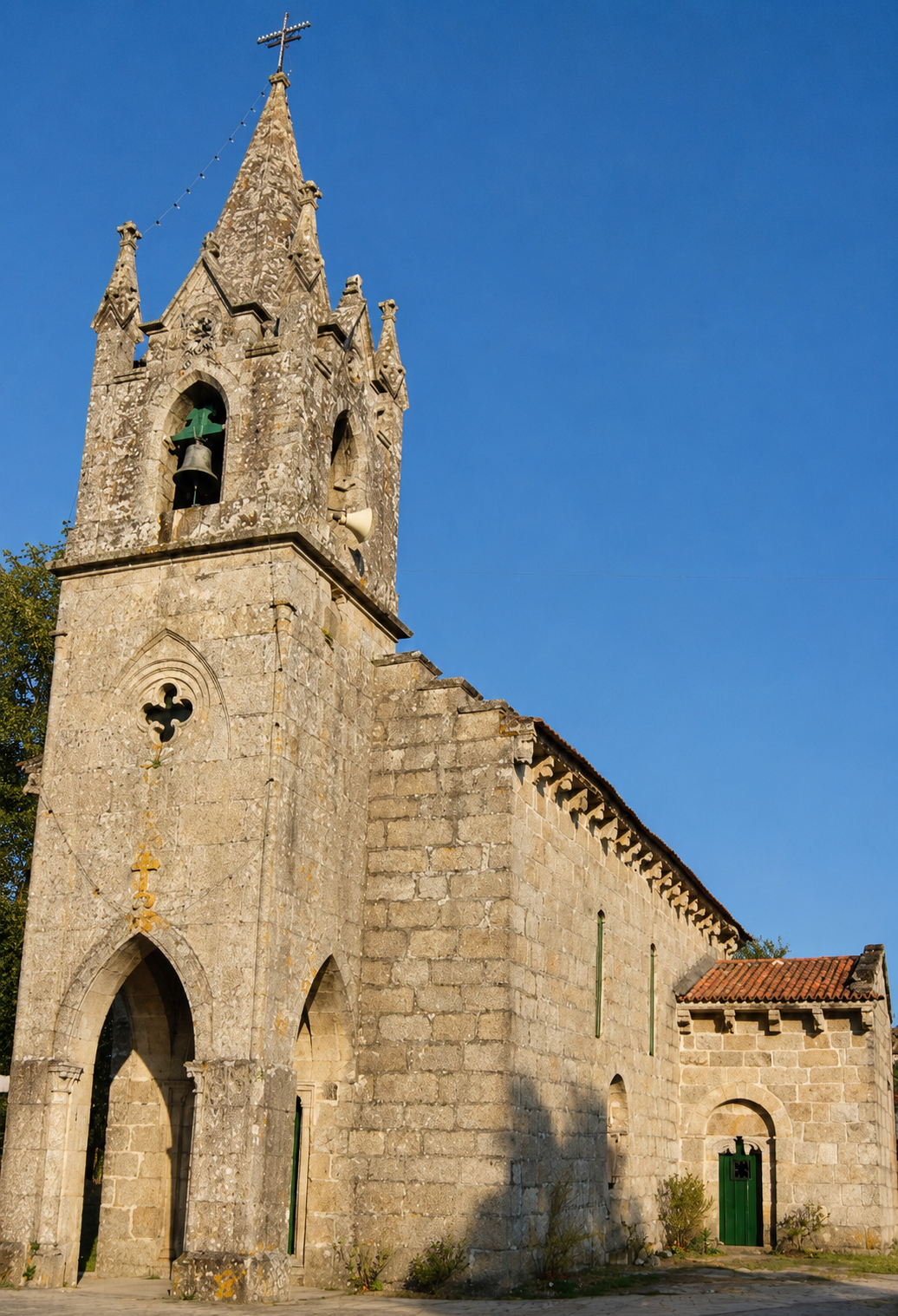 A Igrexa de San Pedro de Angoares constitúe un dos referentes patrimoniais e relixiosos do concello de Ponteareas. O templo, integrado na paisaxe rural do val do Tea, conserva a esencia histórica das parroquias galegas e segue a ser un importante punto de encontro para a comunidade local.