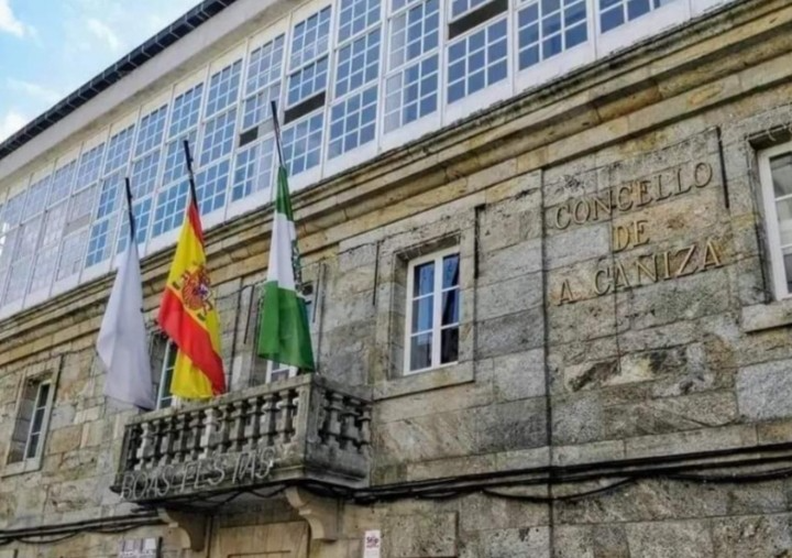 Fachada da casa do concello coas bandeiras de Galicia, España e da Caniza
