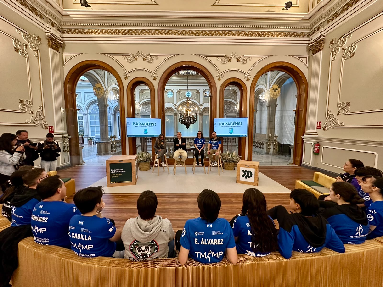 El vicepresidente de la Diputación de Pontevedra, Rafa Domínguez, recibió en el Pazo Provincial al equipo femenino del Club de Tenis de Mesa Monte Porreiro para felicitarlo por su histórico ascenso a la Superdivisión femenina, la máxima categoría nacional de este deporte.