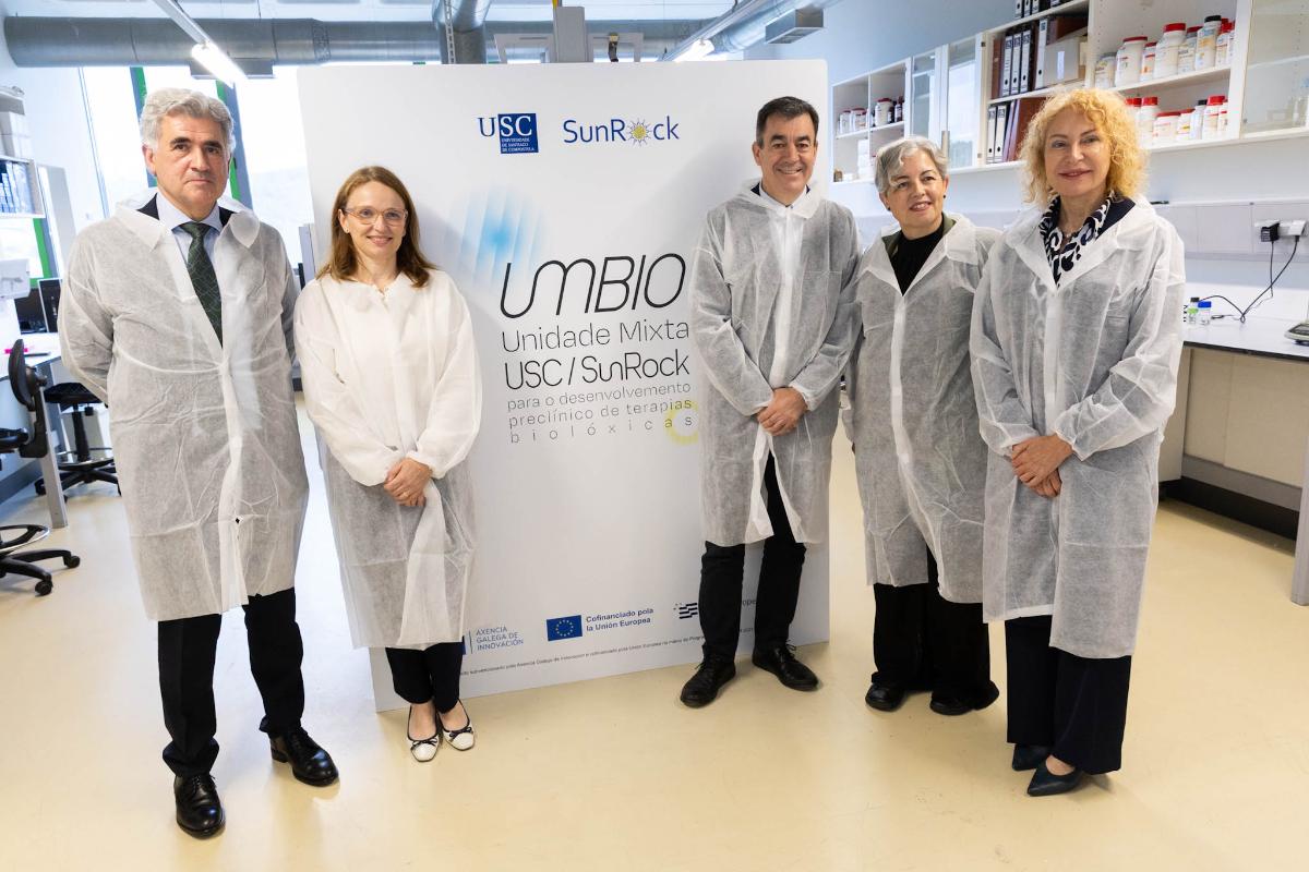El conselleiro de Educación, Ciencia, Universidades e FP, Román Rodríguez, junto a representantes de la Universidad de Santiago de Compostela, del CiMUS y de SunRock Biopharma durante la presentación de la nueva unidad mixta de investigación destinada al desarrollo de terapias biológicas innovadoras.