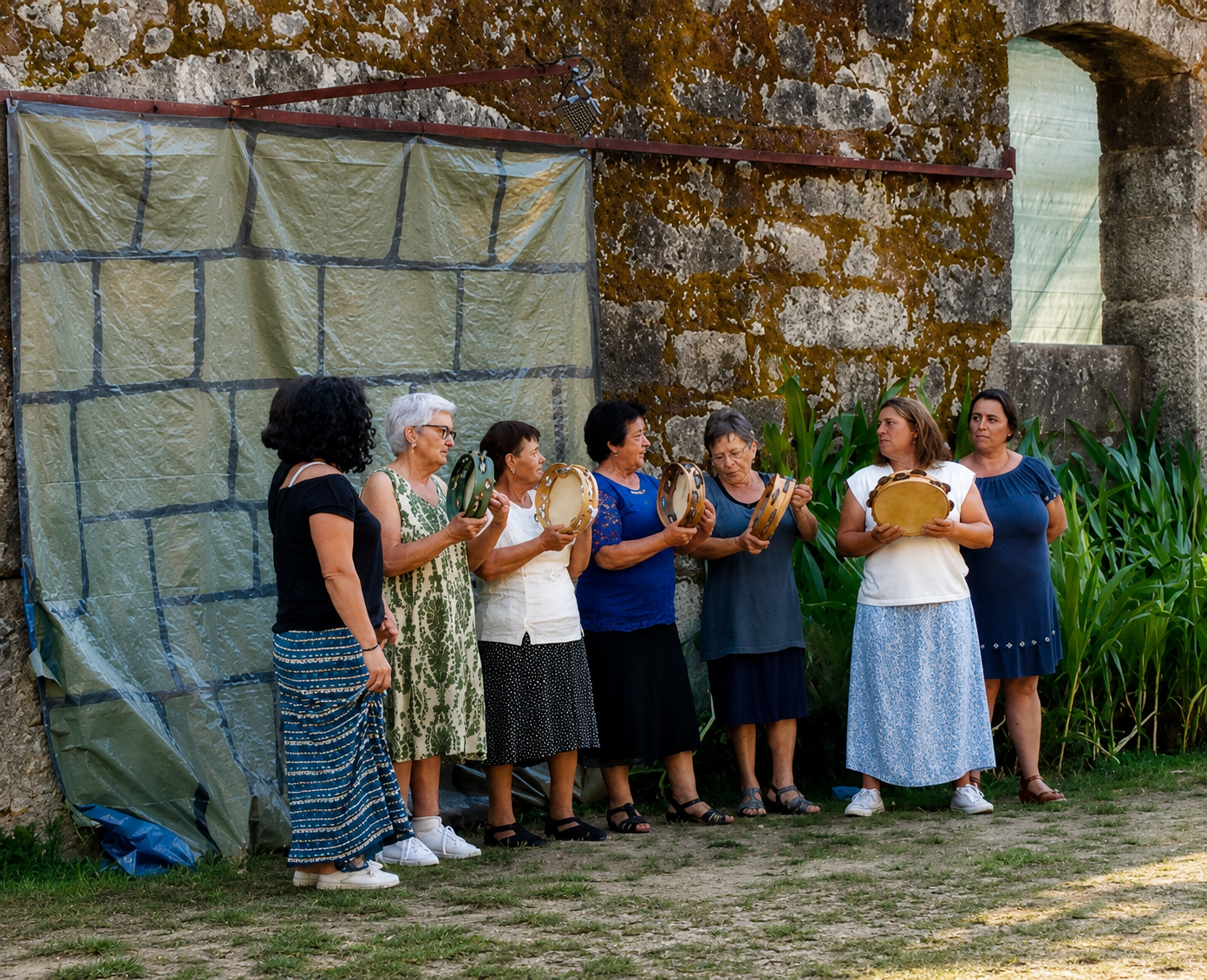 O grupo de teatro comunitario Serán Aboal, durante unha das súas actuacións culturais na vila.