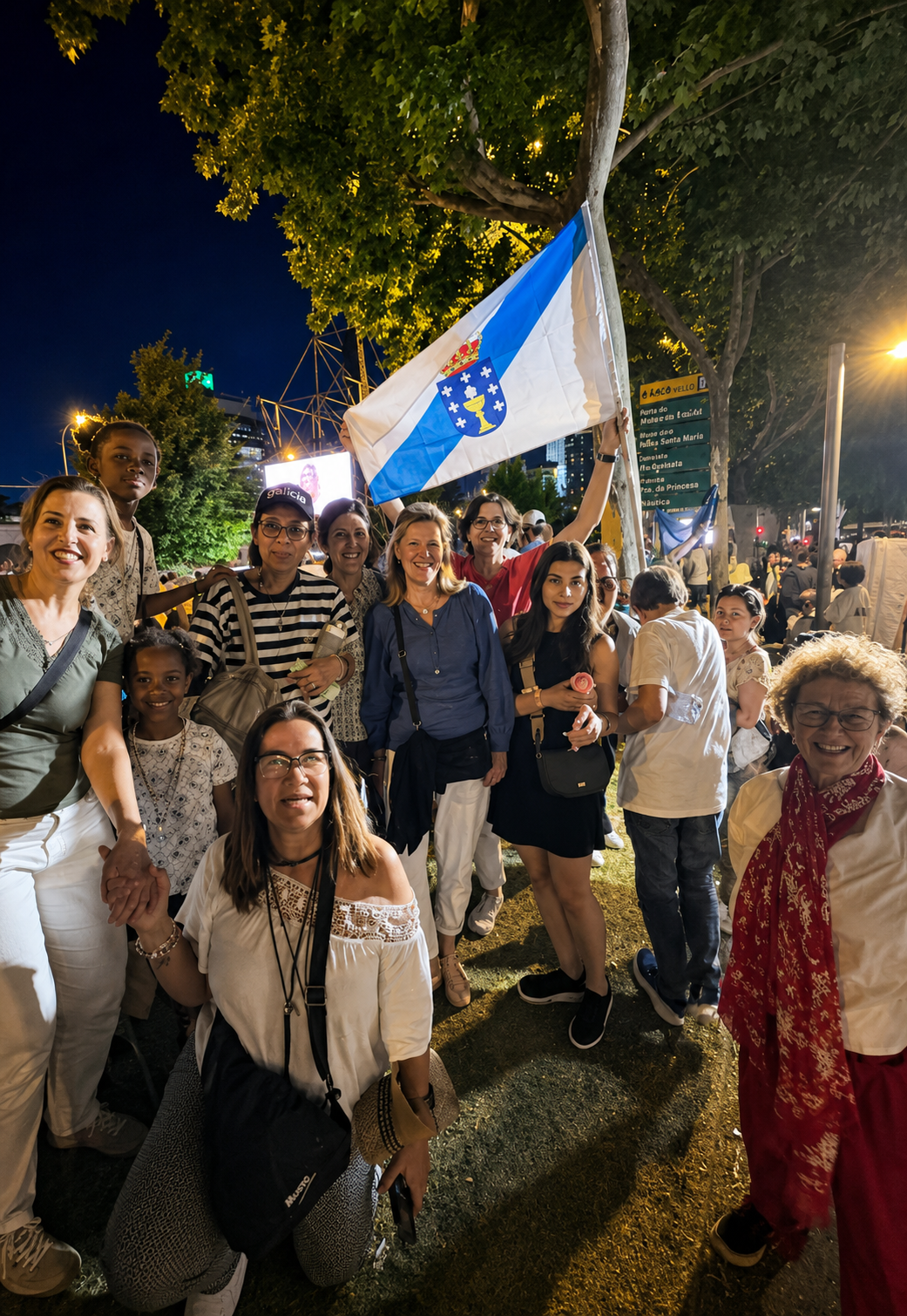 Peregrinos gallegos posan con la bandera de Galicia durante la vigilia celebrada en Madrid con motivo de la visita apostólica de León XIV. El grupo, integrado por fieles de distintas edades procedentes de Vigo, vivió una intensa jornada de oración, convivencia y encuentro con miles de católicos llegados de toda España.