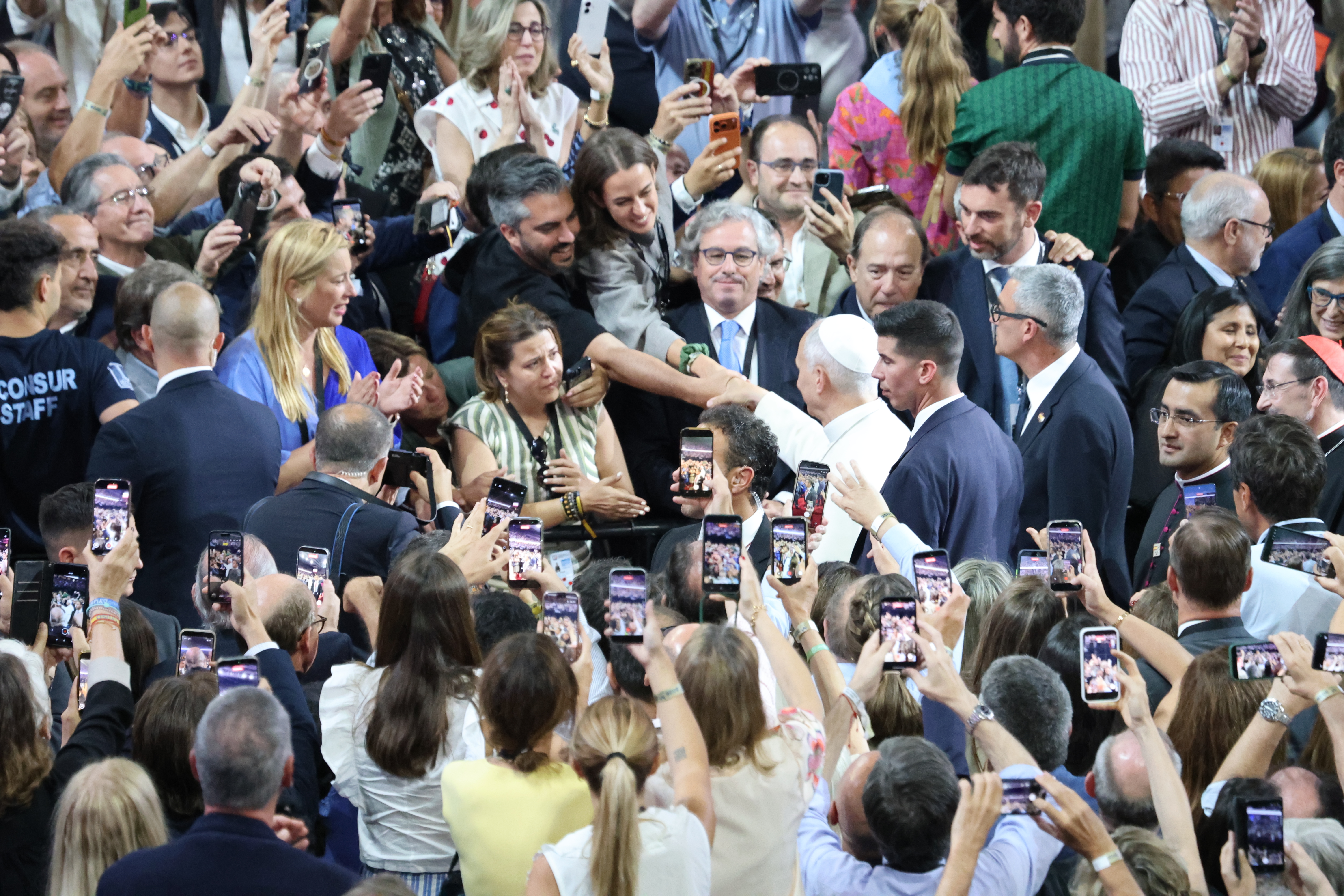 Antes del inicio del acto, León XIV rompió el protocolo previsto para recorrer los pasillos del Movistar Arena y saludar personalmente a numerosos asistentes. GABRIEL GONZÁLEZ-ANDRÍO.