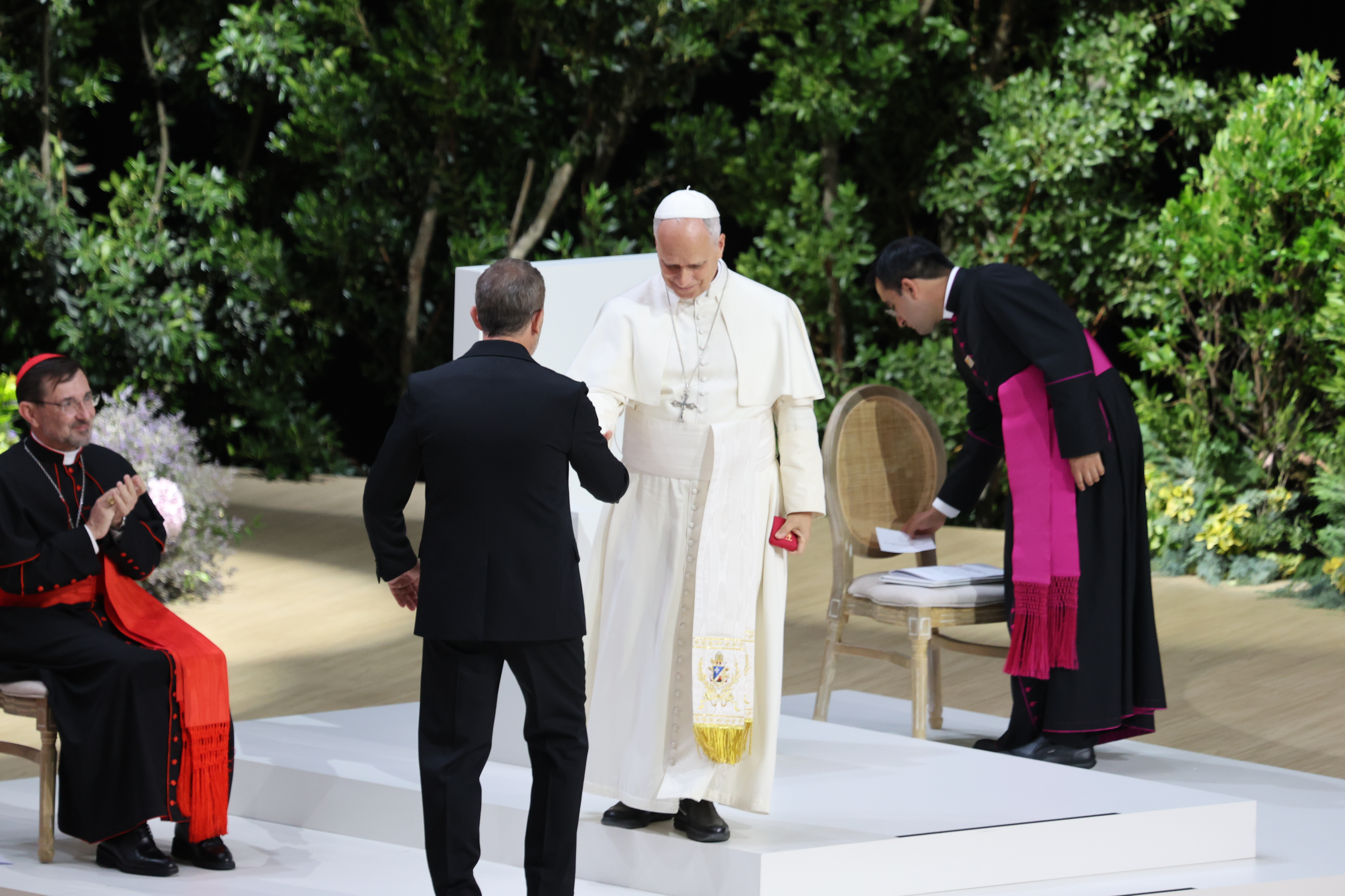 Antonio Banderas conversa con León XIV tras su discurso sobre la influencia histórica de la Iglesia en el arte y la cultura. GABRIEL GONZÁLEZ-ANDRÍO.