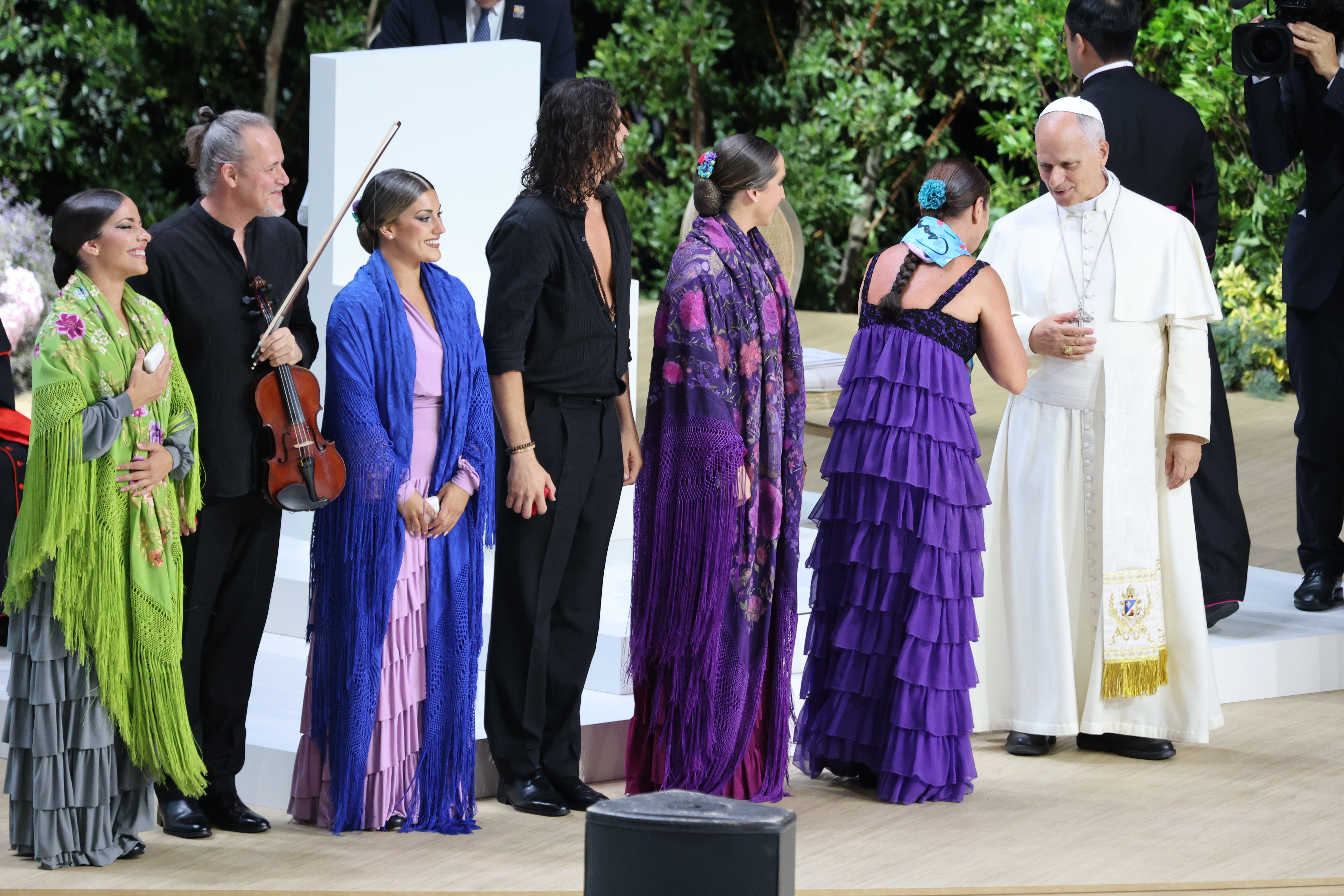 La bailaora Sara Baras conversa con el Santo Padre después de interpretar un fragmento de su espectáculo Vuela, homenaje a Paco de Lucía. GABRIEL GONZÁLEZ-ANDRÍO.