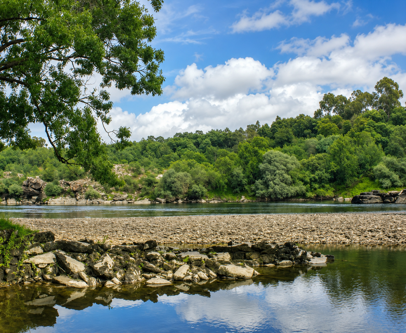 As históricas pesqueiras do río Miño constitúen un dos elementos etnográficos máis singulares do patrimonio das Neves.