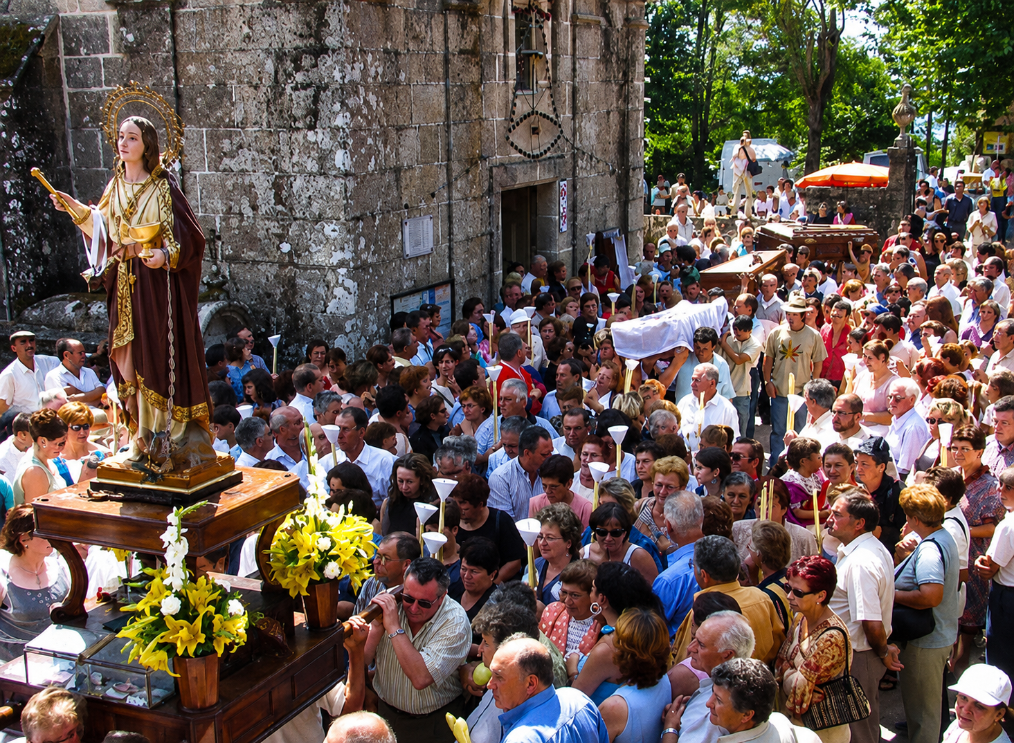 A Romaría de Santa Marta de Ribarteme atrae cada ano milleiros de fieis e visitantes a unha das celebracións relixiosas máis singulares de Europa.