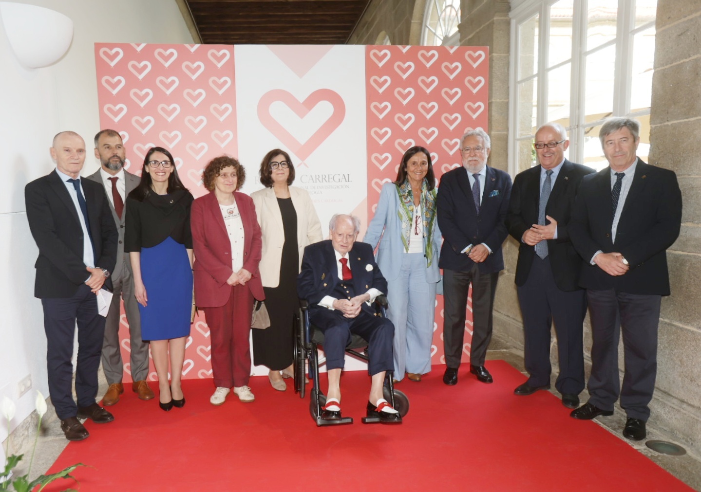 Ramiro Carregal, acompañado por autoridades y colaboradores, durante el acto de entrega de unos premios que distinguen la investigación y la innovación biomédica.