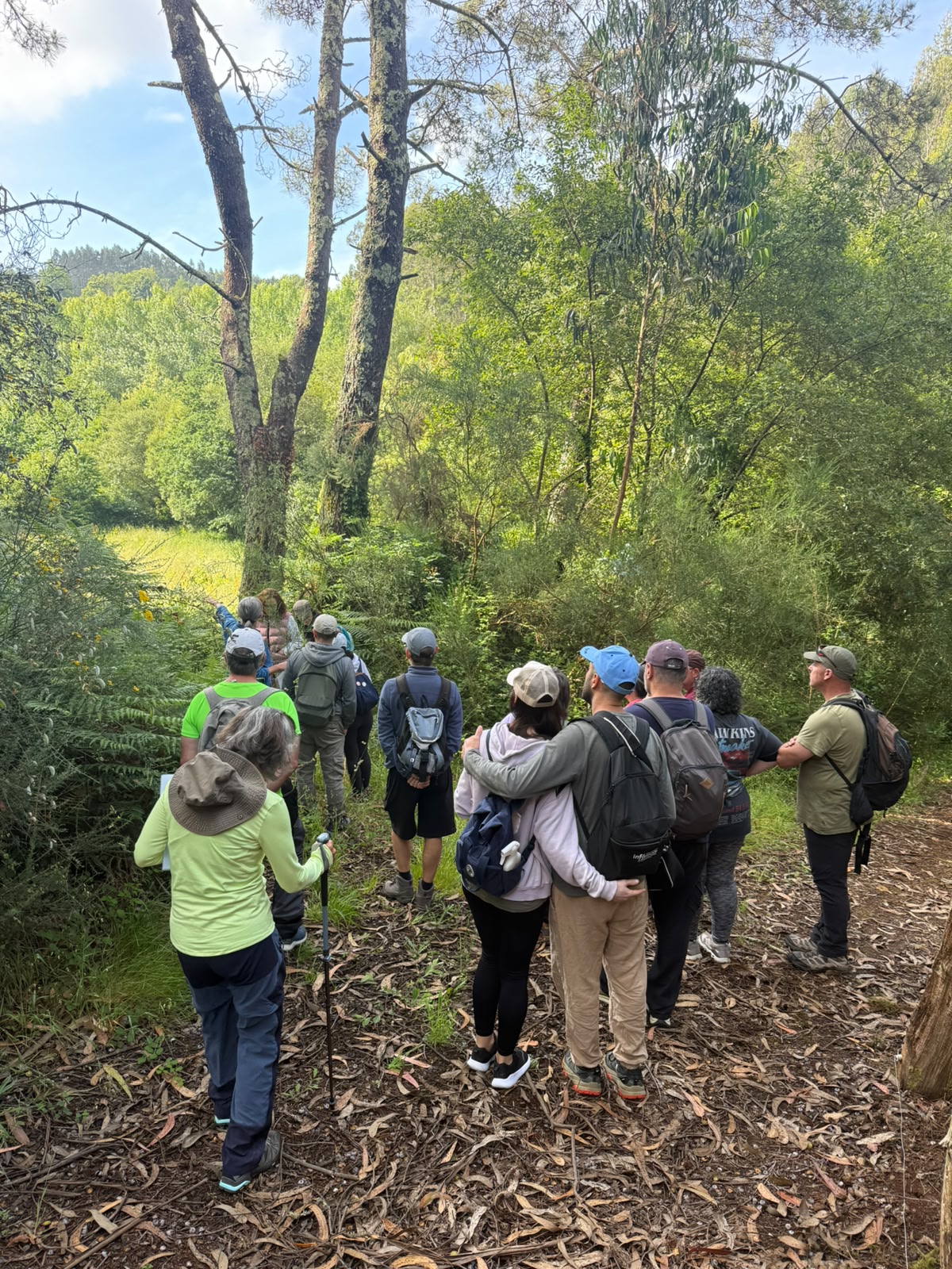 Un grupo de visitantes percorre os espazos naturais do Xeoparque Cabo Ortegal durante unha das rutas guiadas organizadas na III Semana dos Xeoparques Europeos.