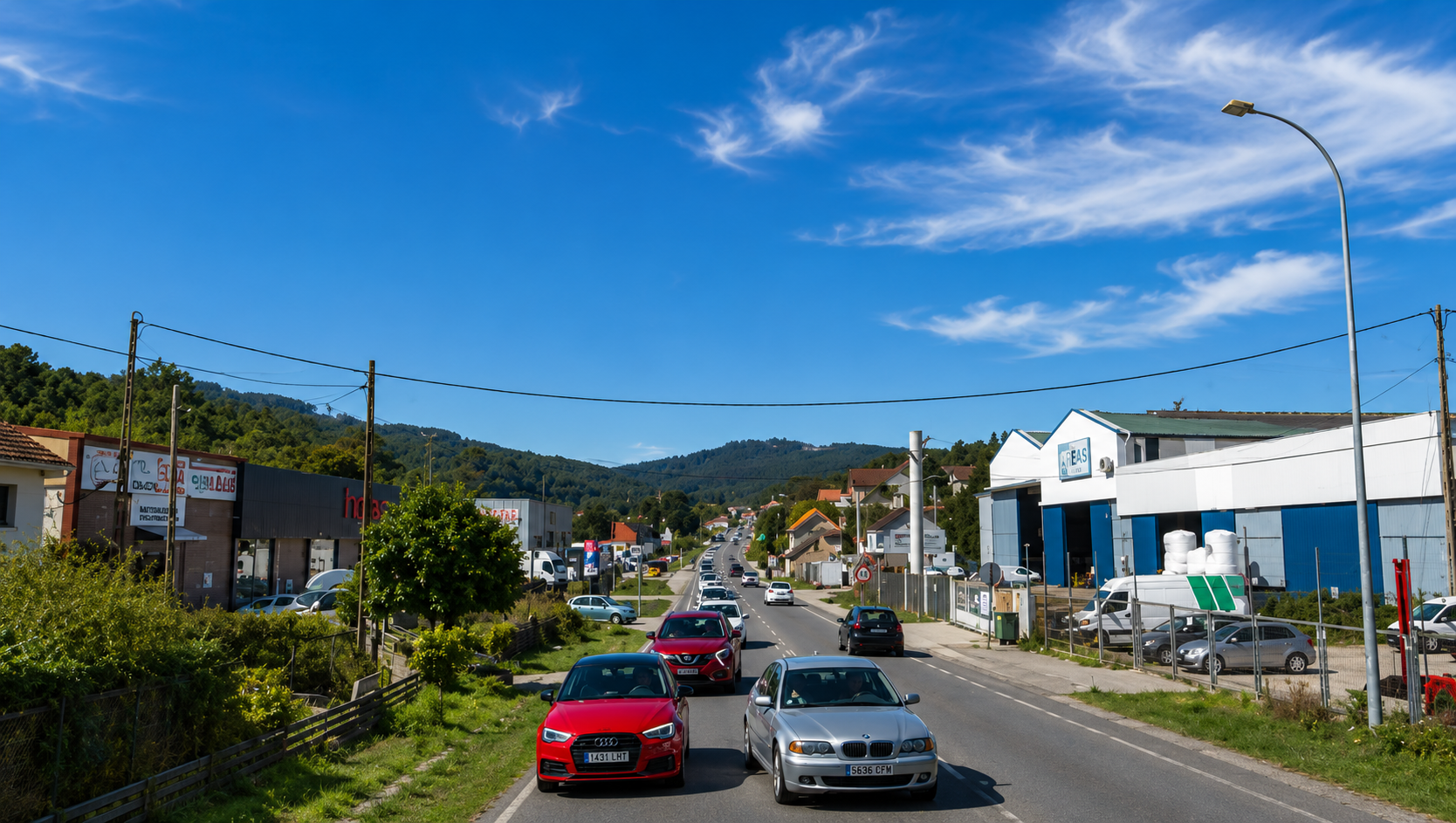 La zona empresarial de A Lomba concentra buena parte de la actividad industrial y de servicios de la parroquia de Areas.