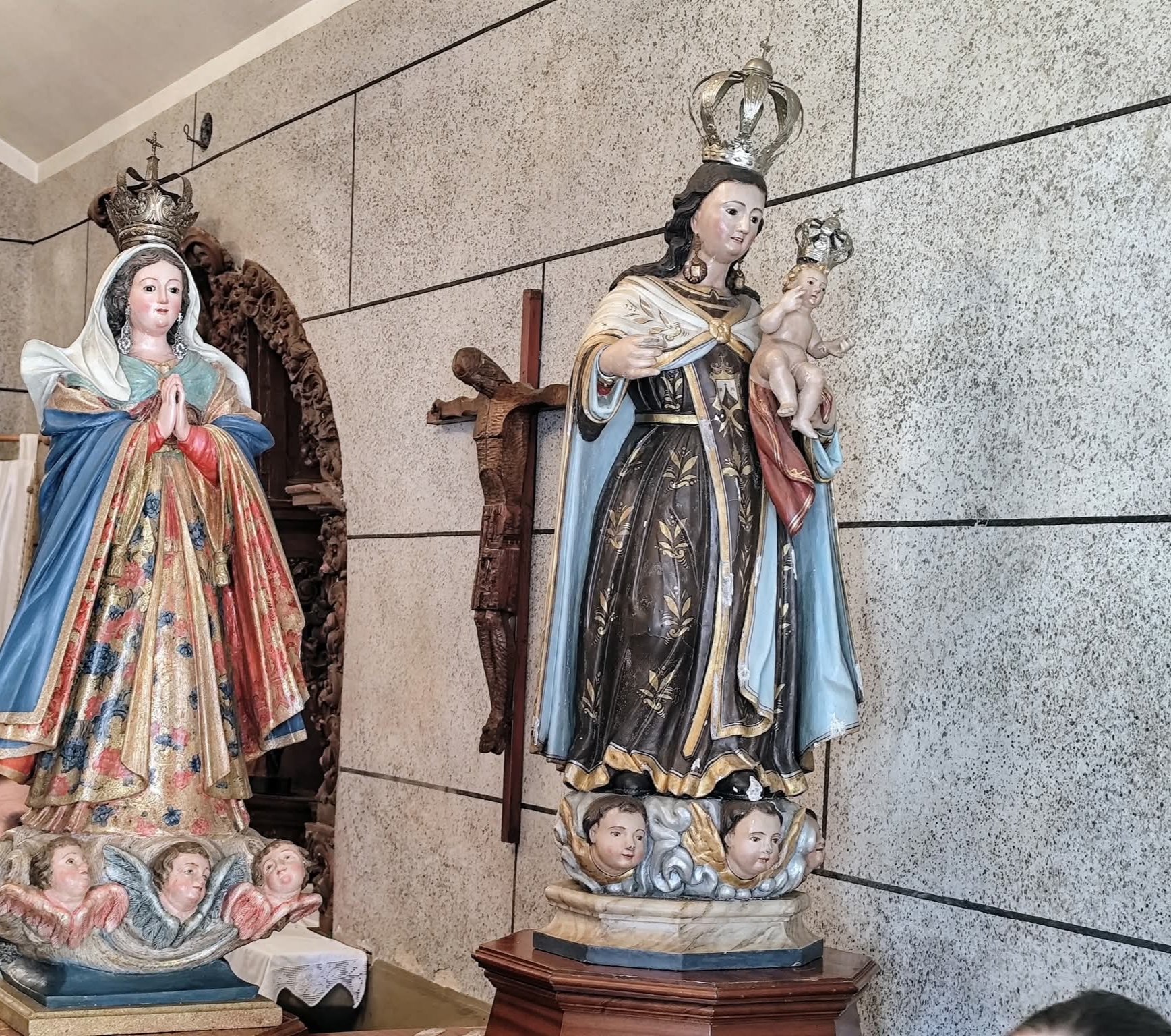 Las imágenes de la Virgen del Carmen y de la Virgen de la Candelaria protagonizan una de las celebraciones religiosas más tradicionales de la parroquia de Areas.