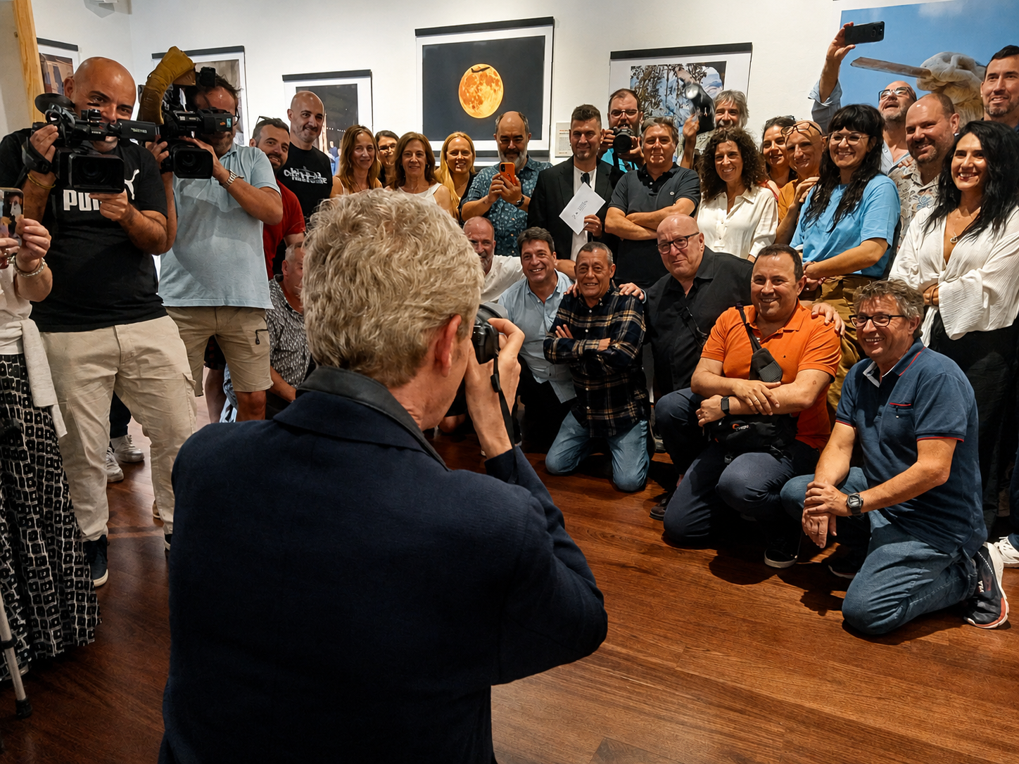 O presidente da Xunta, Alfonso Rueda, exerce de fotógrafo durante a inauguración da exposición “A Galicia inédita”, no Colexio de Fonseca, en Santiago de Compostela.