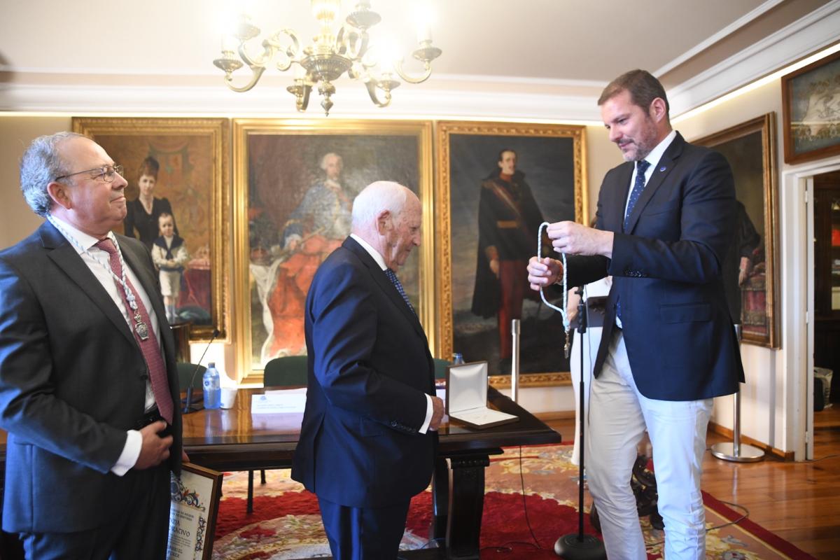 José Gabriel Barreiro recibe a Medalla de Ouro da Real Sociedade Económica de Amigos do País de Santiago de mans do conselleiro de Cultura, José López Campos, ante a presenza do presidente da entidade, Francisco Loimil Garrido.