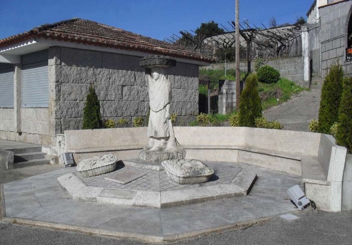 Monumento ás peixeiras de Xinzo, homenaxe á tradición que marcou a identidade histórica da parroquia.