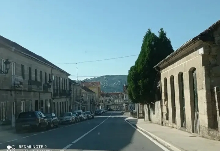 A rúa principal de Mondariz, coas súas tradicionais construcións de pedra e o perfil da serra ao fondo, reflicte o carácter histórico e tranquilo da vila.