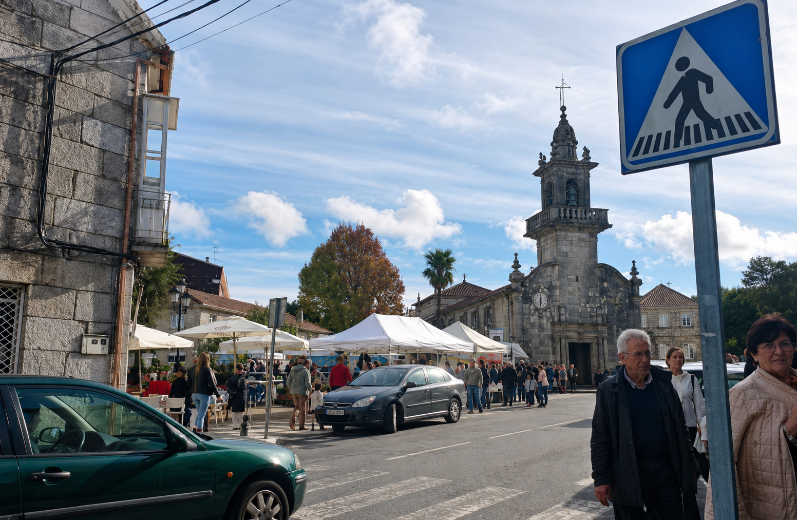 A feira dominical enche de actividade o centro de Mondariz, cunha ampla afluencia de veciños e visitantes arredor da igrexa parroquial de Santa Baia.