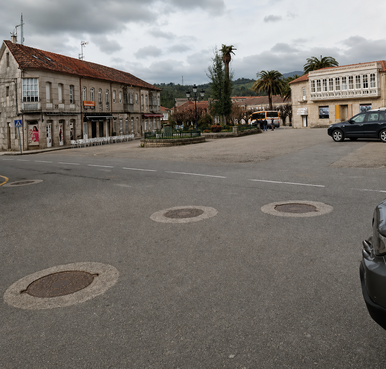 Vista da contorna situada fronte á igrexa parroquial de Mondariz, un espazo central da vila onde conflúen a actividade veciñal, o comercio e a vida social do municipio.