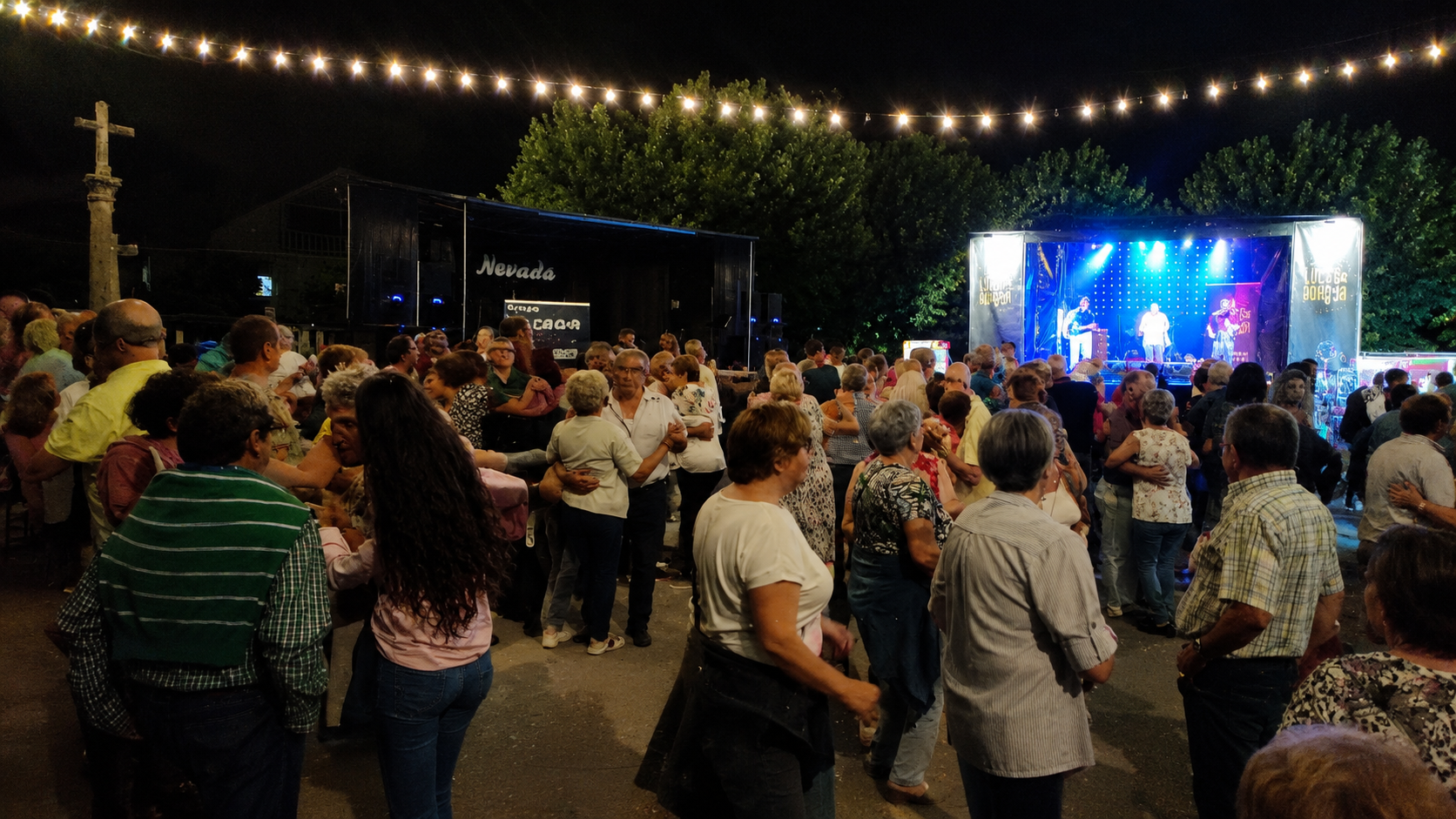 Ambiente festivo en Arnoso durante una de las celebraciones que reúne a vecinos y visitantes en la parroquia.