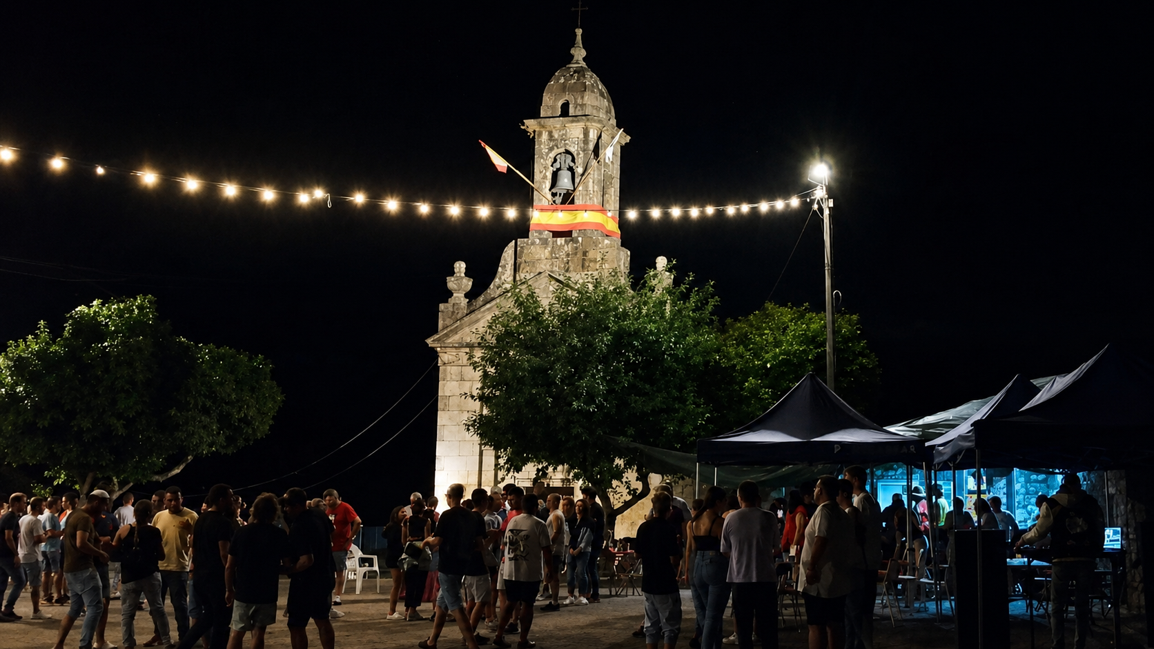 Arnoso en festas, co ambiente veciñal arredor da igrexa parroquial durante unha das celebracións da parroquia.