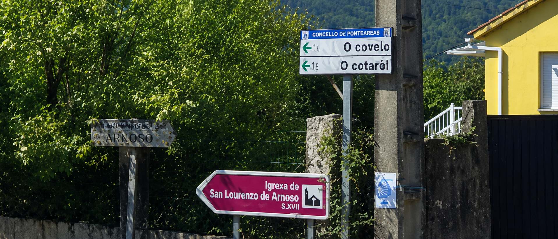 Entrada á parroquia de Arnoso, sinalizada no acceso cara á igrexa de San Lourenzo e aos lugares do Covelo e O Cotarel.