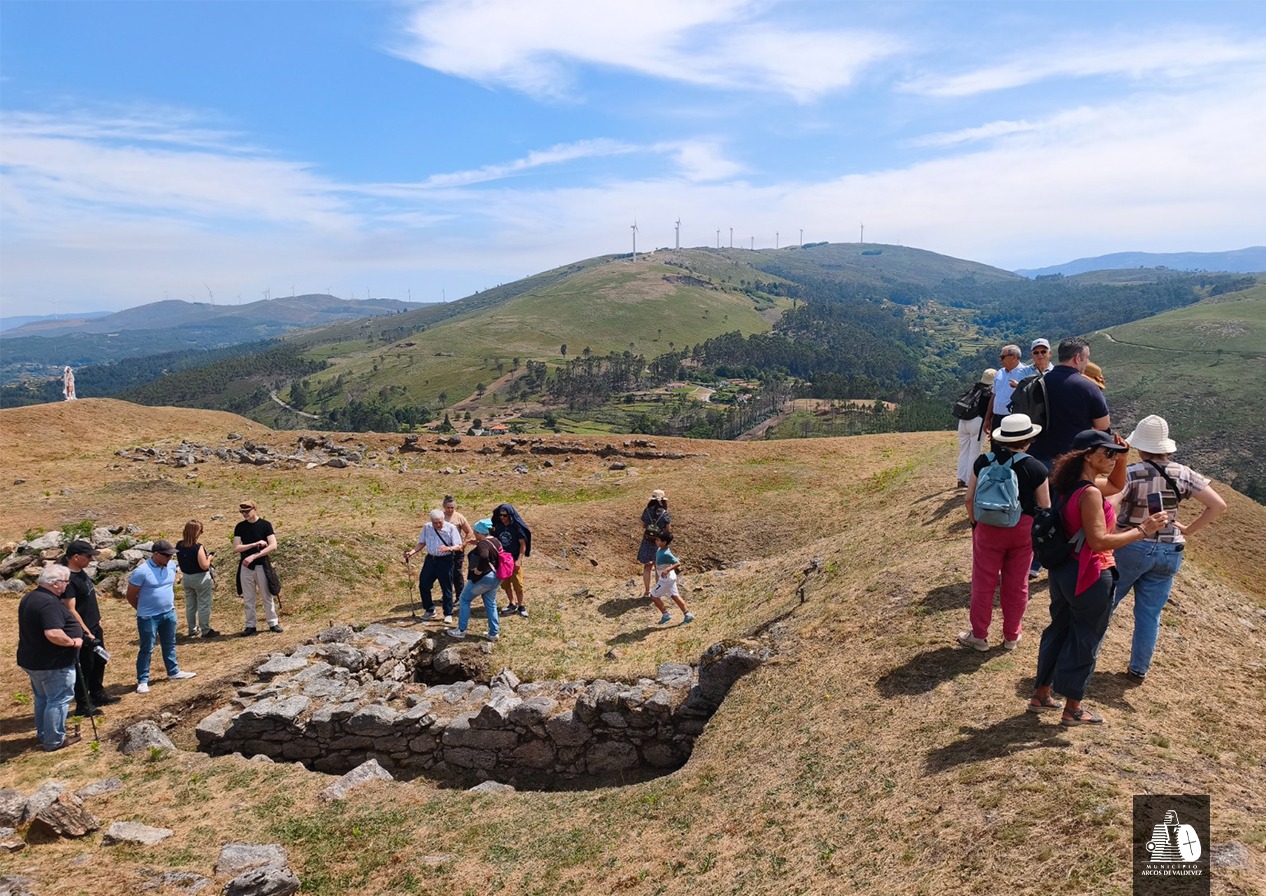 Participantes en la visita guiada a los Fortes do Extremo, una actividad organizada por el Espaço Valdevez en el marco de las Jornadas Europeas de la Arqueología.
