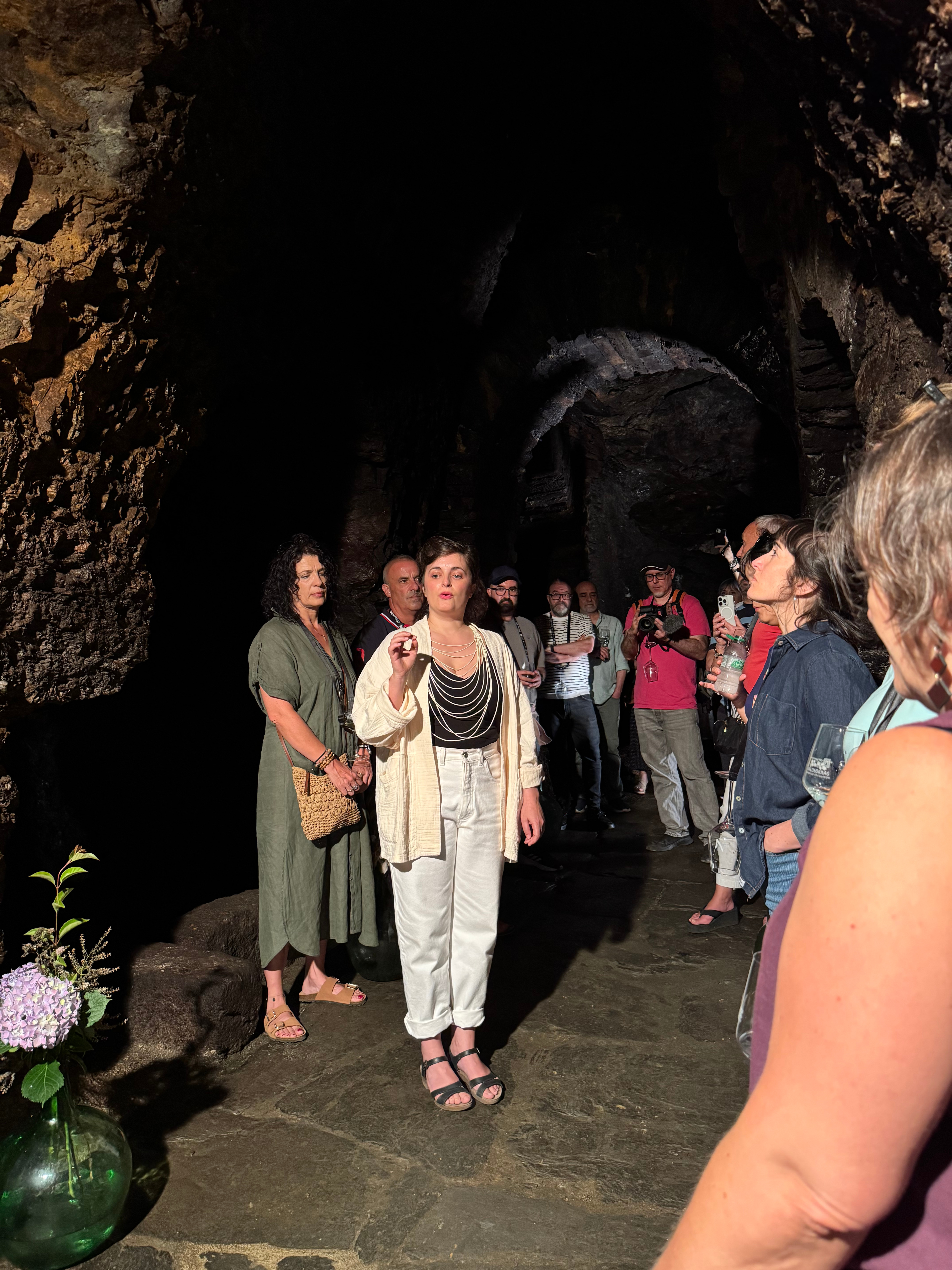 Paula Pintos guía al público por el interior de una cova tradicional de Seadur durante el paseo sonoro inaugural de Entre Covas.