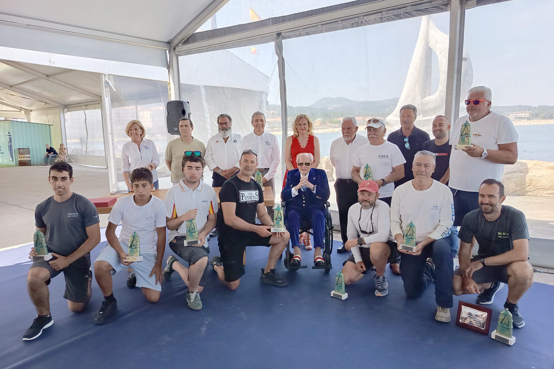 Foto de familia de las tripulaciones premiadas en la XXVI edición del Gran Trofeo Faro de Corrubedo – Regata Ramiro Carregal Rey, junto a autoridades y representantes de la organización.