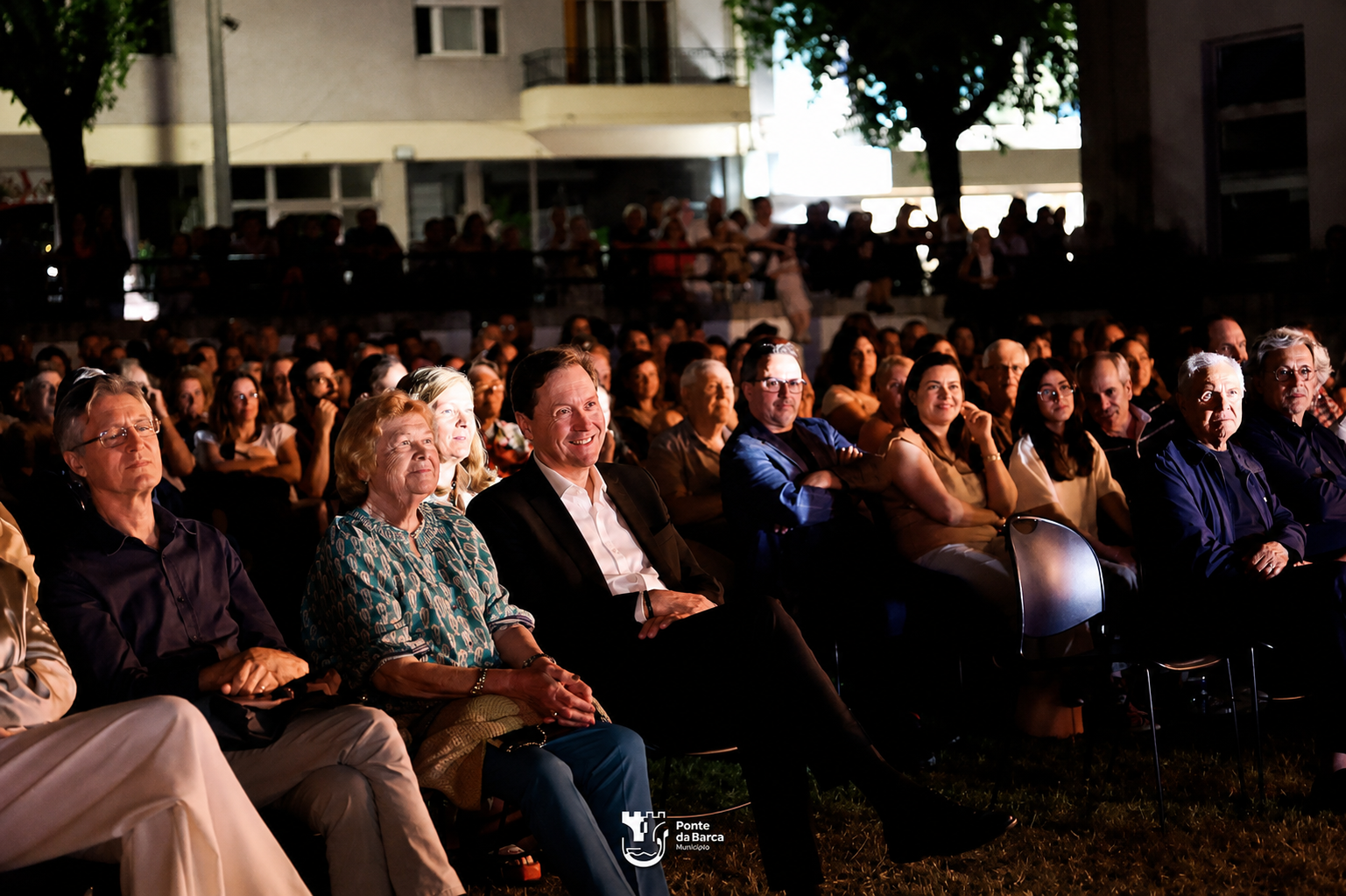 Numeroso público asistió al evento nocturno celebrado en Ponte da Barca, una cita que reunió a vecinos y visitantes en un ambiente de convivencia cultural.