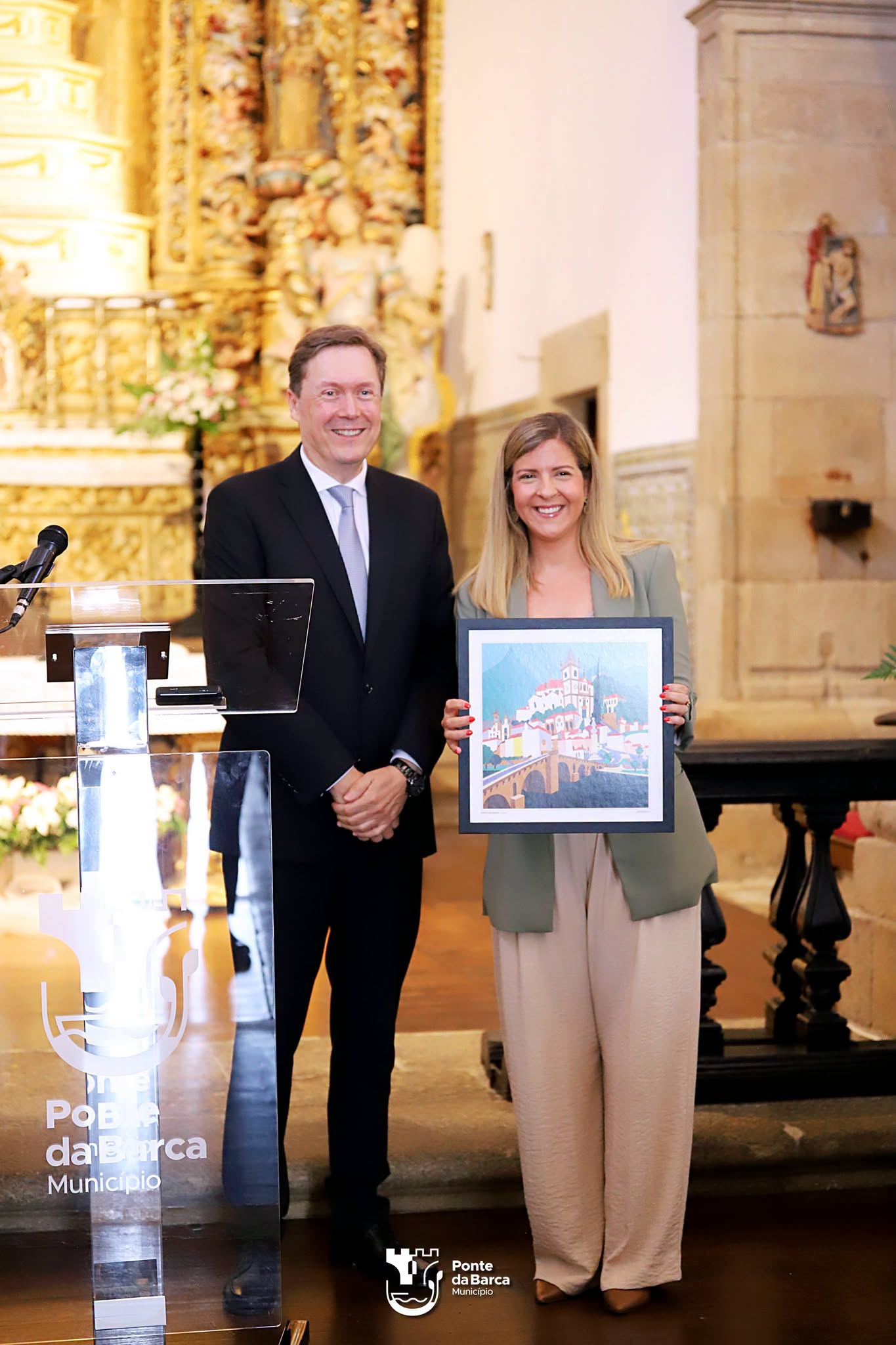 Augusto Marinho hizo entrega a la ministra Margarida Balseiro Lopes de una ilustración representativa del patrimonio de Ponte da Barca como recuerdo de su visita oficial al municipio.