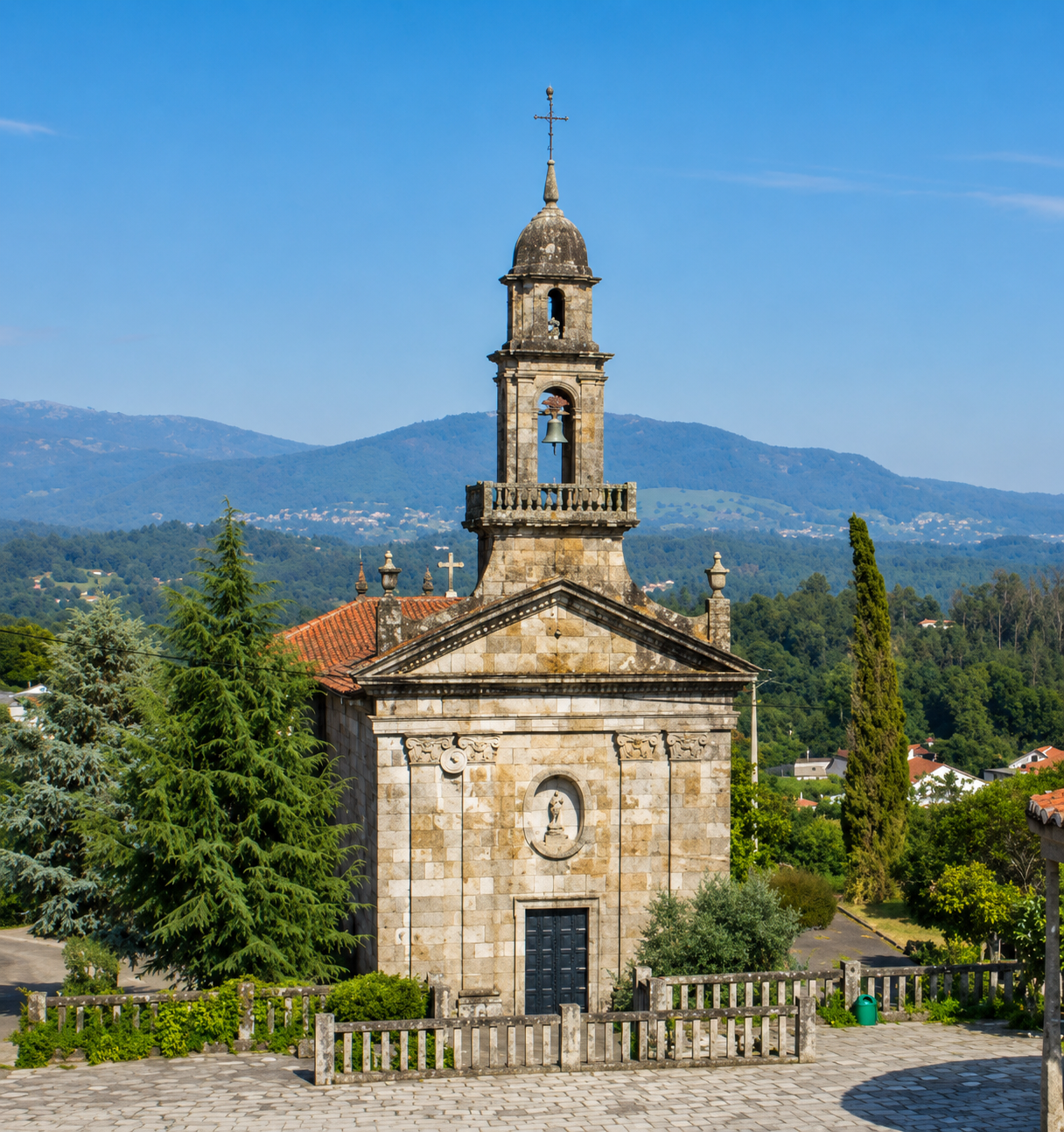 A igrexa parroquial de Guláns, dedicada a San Xulián, constitúe un dos principais símbolos históricos, relixiosos e patrimoniais da parroquia.