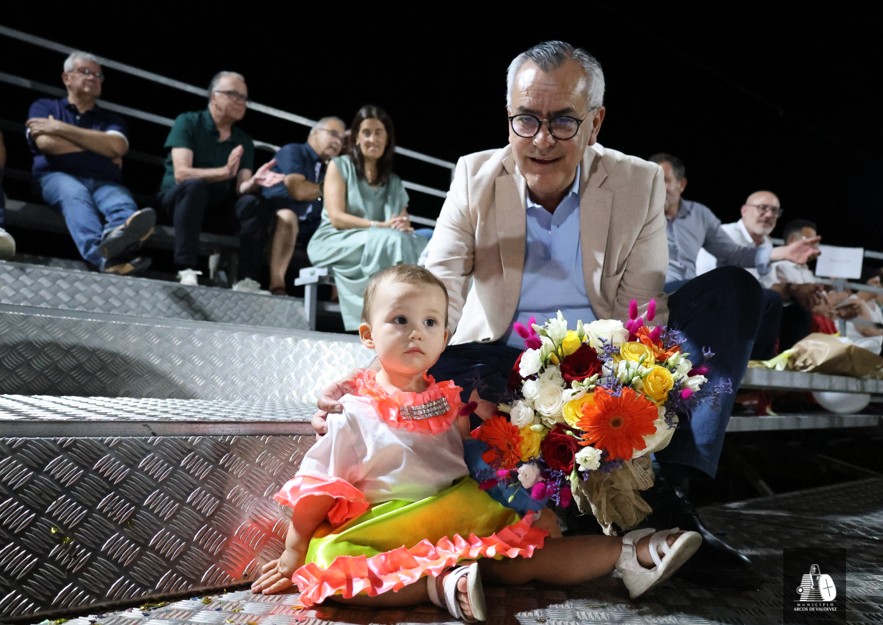 El alcalde de Arcos de Valdevez, Olegário Gonçalves, junto a una niña participante en las Marchas Sanjuaninas, durante el desfile celebrado en la Avenida Marginal.