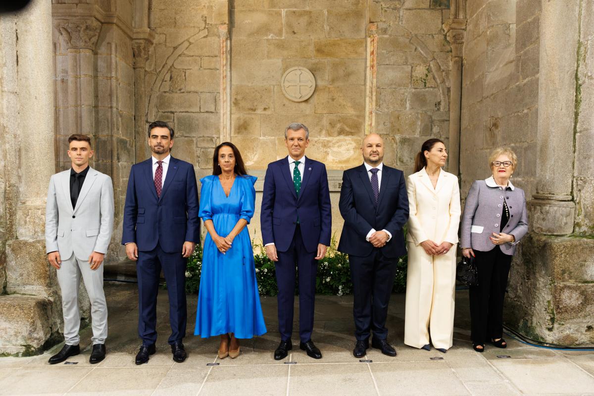 El presidente de la Xunta, Alfonso Rueda, posa junto a los cinco galardonados con las Medallas Castelao 2026 antes del inicio del acto institucional celebrado en el Panteón de Galegos Ilustres, en Santiago de Compostela.