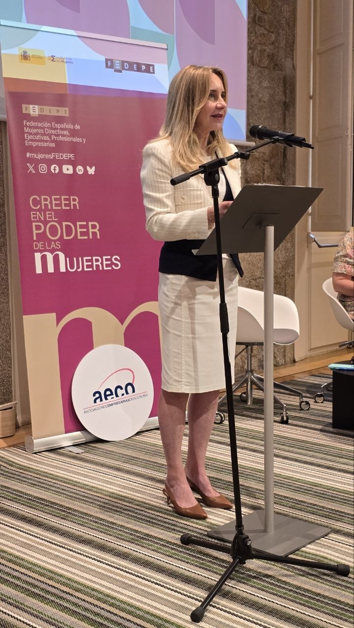 Ana Bujaldón, durante su ponencia en la jornada 'Proyecto 0', organizada para promover la igualdad, la diversidad y el respeto en el ámbito empresarial y social. R. LEDO.