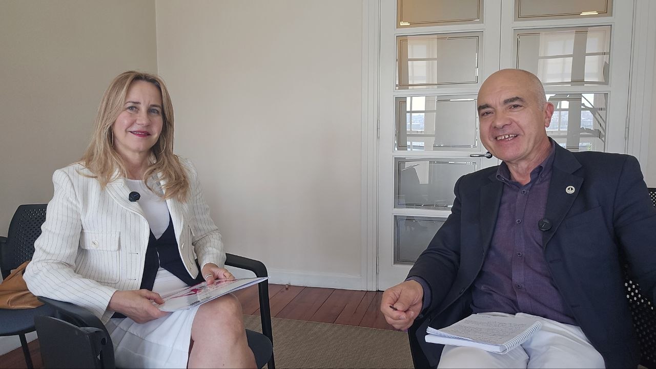 Durante la entrevista con Roberto Ledo, Ana Bujaldón defendió la educación, la corresponsabilidad y el liderazgo empresarial como claves para acelerar el cambio hacia una igualdad real.