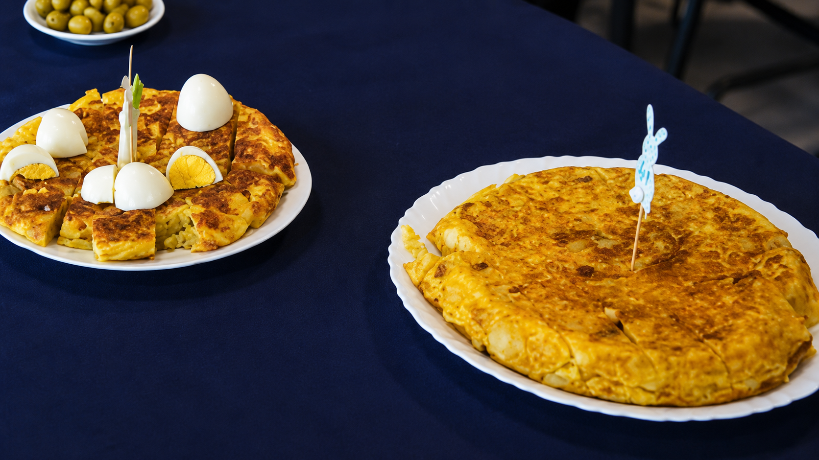 As tortillas elaboradas polos veciños e veciñas protagonizan unha das citas gastronómicas máis concorridas de Ribadetea, unha festa que combina tradición culinaria, convivencia e participación popular.