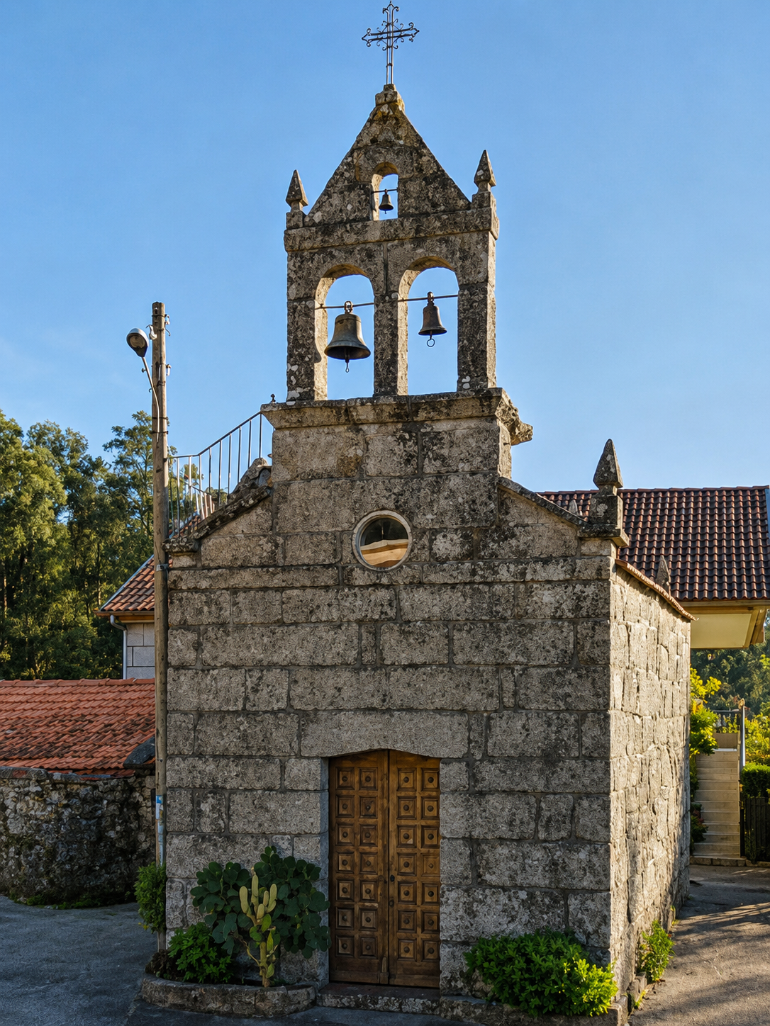 A capela de Cillarga, un dos templos con máis valor histórico de Ribadetea, conserva a súa arquitectura tradicional e constitúe un referente do patrimonio relixioso da parroquia, con orixes que se remontan ao final da Idade Media.