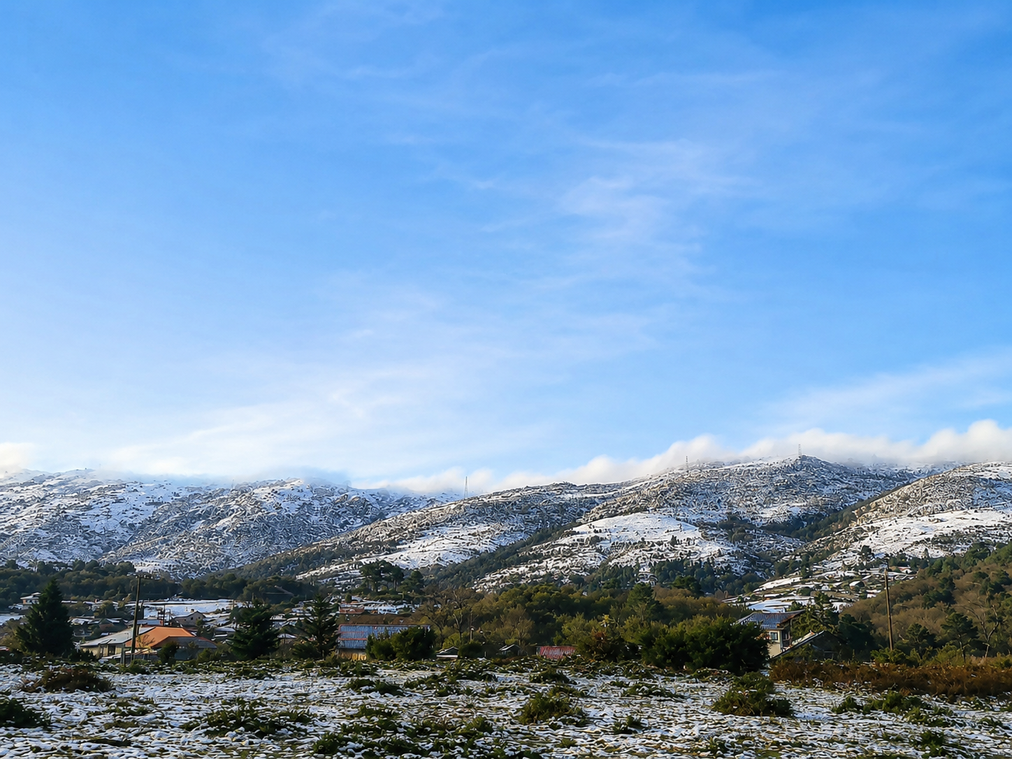 A Serra do Faro de Avión, cuberta por un manto de neve, ofrece unha espectacular panorámica invernal desde un dos cumios máis elevados da provincia de Pontevedra, converténdose nun dos grandes símbolos paisaxísticos da comarca da Paradanta.