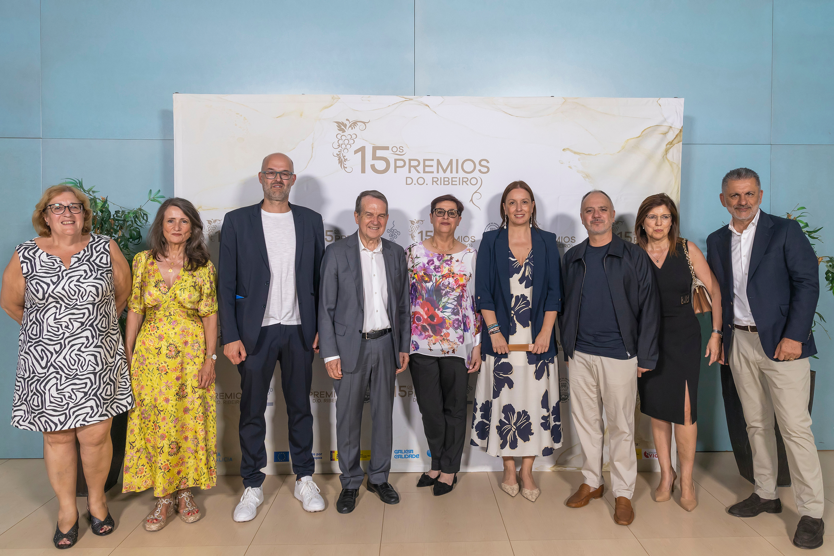 José Peñín posa junto a representantes del Consejo Regulador de la D.O. Ribeiro, autoridades, familiares y miembros de la organización durante la gala de los XV Premios D.O. Ribeiro, en la que fue distinguido como Persoeiro de Honra por su extraordinaria contribución a la divulgación y promoción de la cultura del vino.