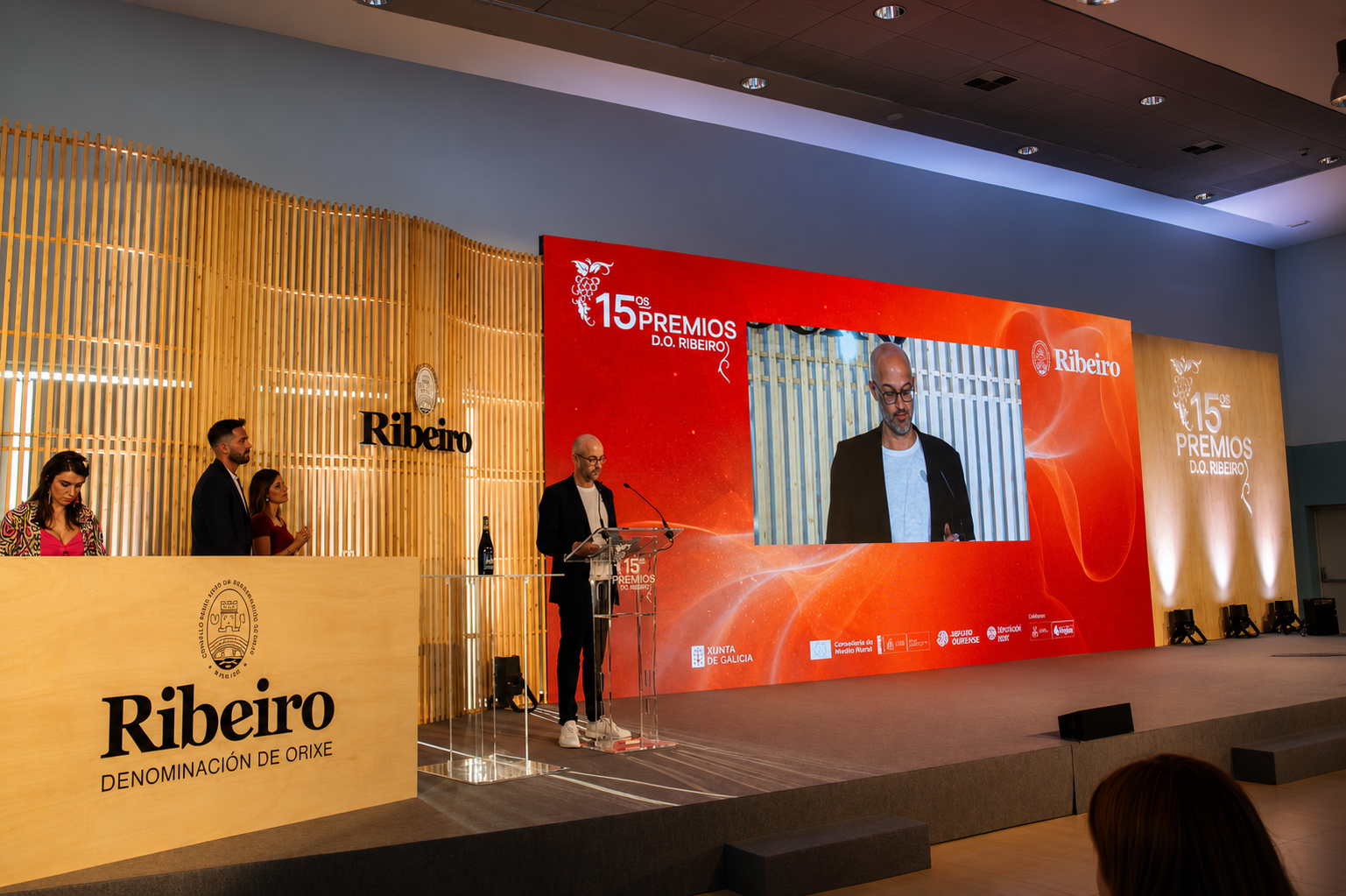 José Peñín agradece el reconocimiento como Persoeiro de Honra durante la gala de entrega de los XV Premios D.O. Ribeiro, una distinción con la que el Consejo Regulador reconoce su contribución a la divulgación y prestigio del vino español.
