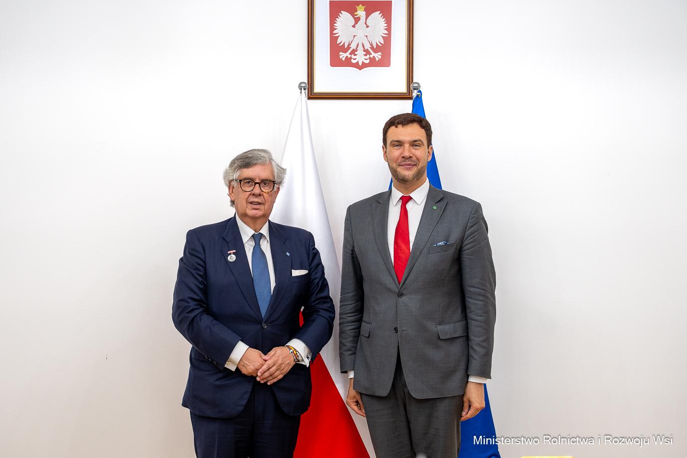 Juan Manuel Vieites, presidente de la Confederación de Empresarios de Galicia (CEG) y cónsul honorario de Polonia, junto al viceministro de Agricultura y Desarrollo Rural de Polonia, Adam Nowak, tras recibir en Varsovia la Distinción Honorífica al Mérito en la Agricultura.
